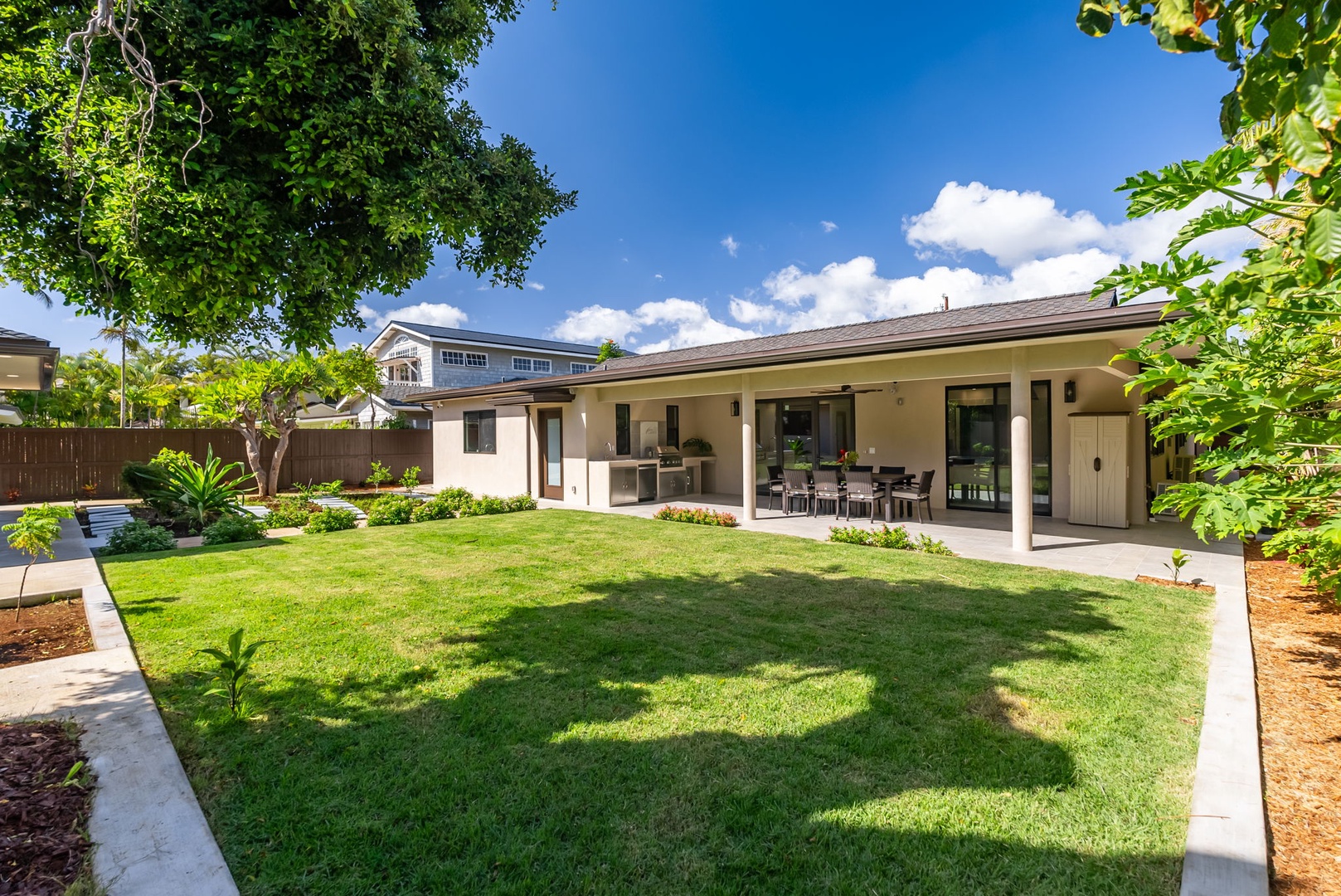 Honolulu Vacation Rentals, Kahala Zen - Spacious backyard for games, relaxation, or soaking up the sun.