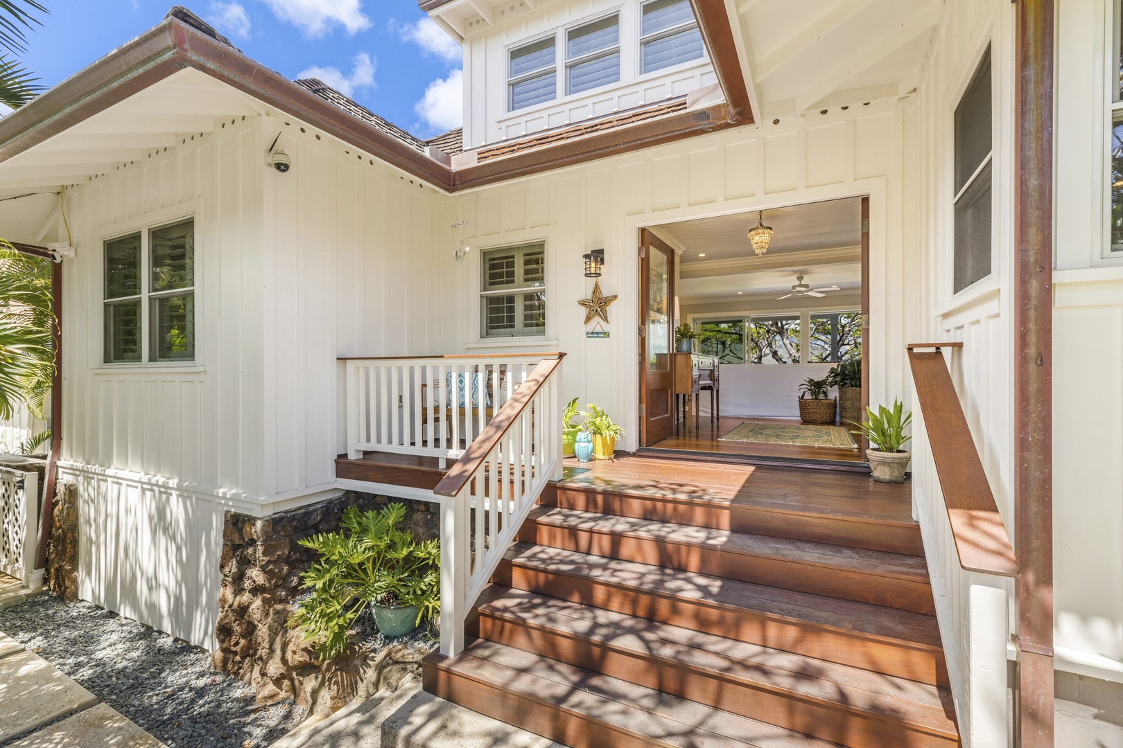 Honolulu Vacation Rentals, Hale Le'ahi* - Step inside this beautiful, expansive plantation home