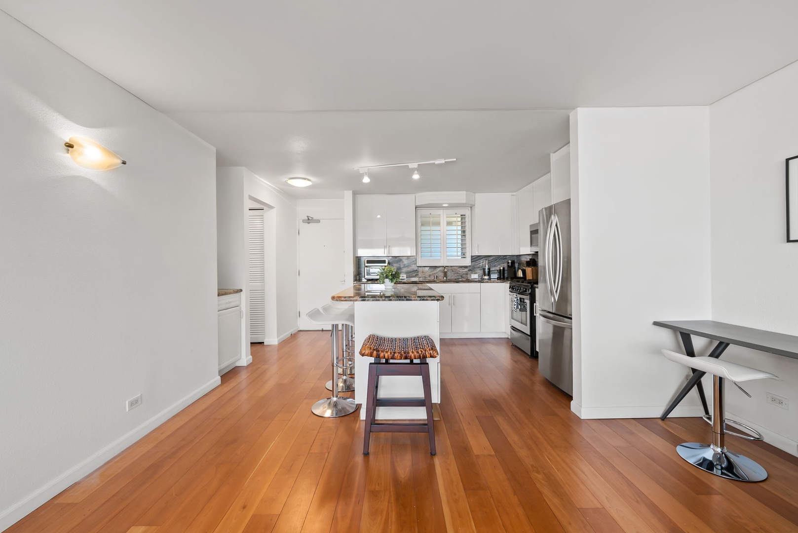 Honolulu Vacation Rentals, Colony Surf Retreat - The central kitchen connects effortlessly with the living space, allowing for seamless entertaining and everyday convenience.