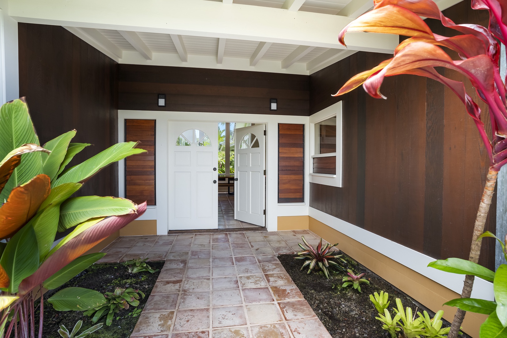 Kailua Kona Vacation Rentals, Pineapple House - Side entrance