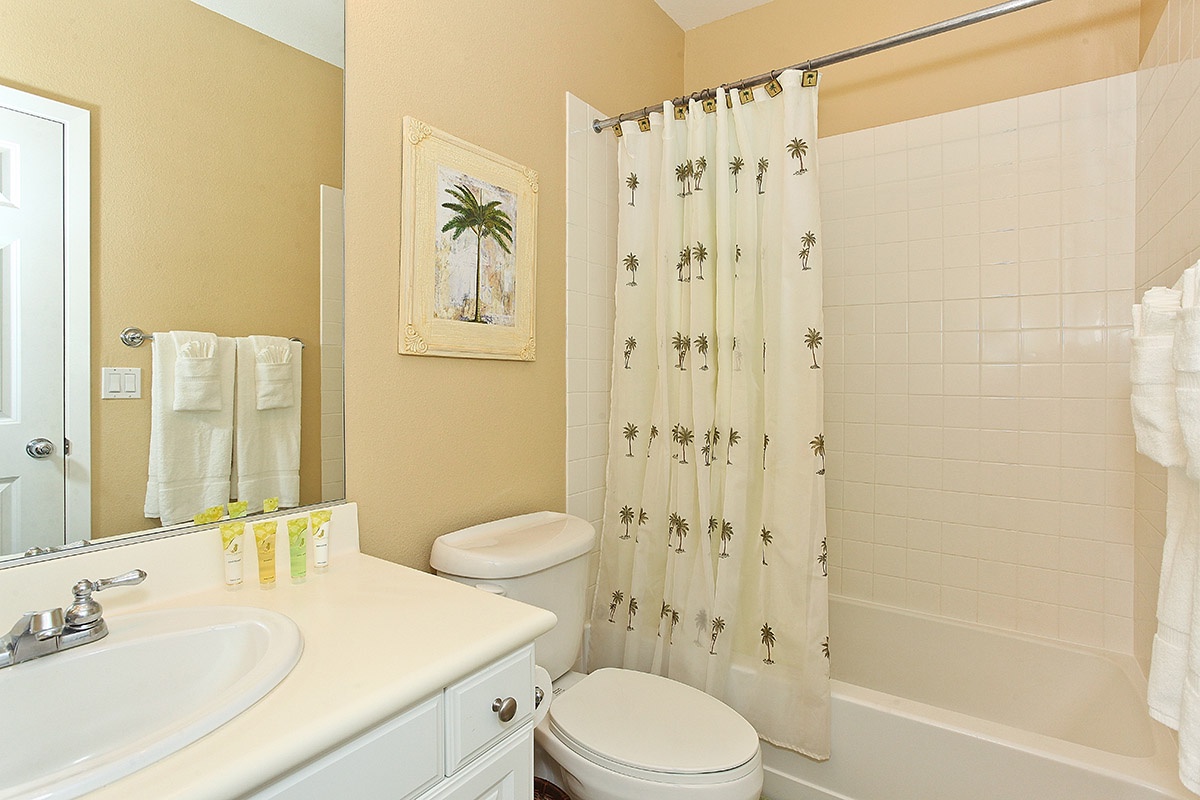 Kapolei Vacation Rentals, Coconut Plantation 1078-3 - The second guest bathroom is also a full bathroom.