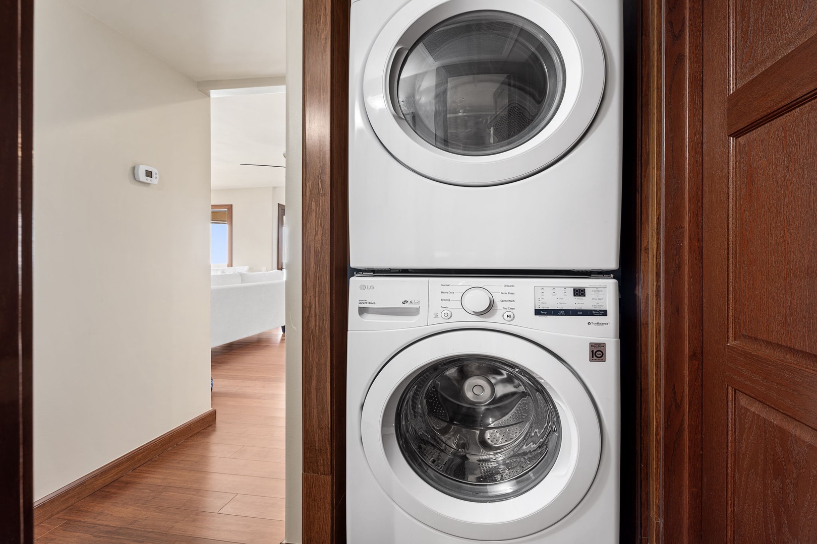 Kailua Kona Vacation Rentals, Royal Kahili 401A - In-unit washer and dryer conveniently located for your laundry needs.