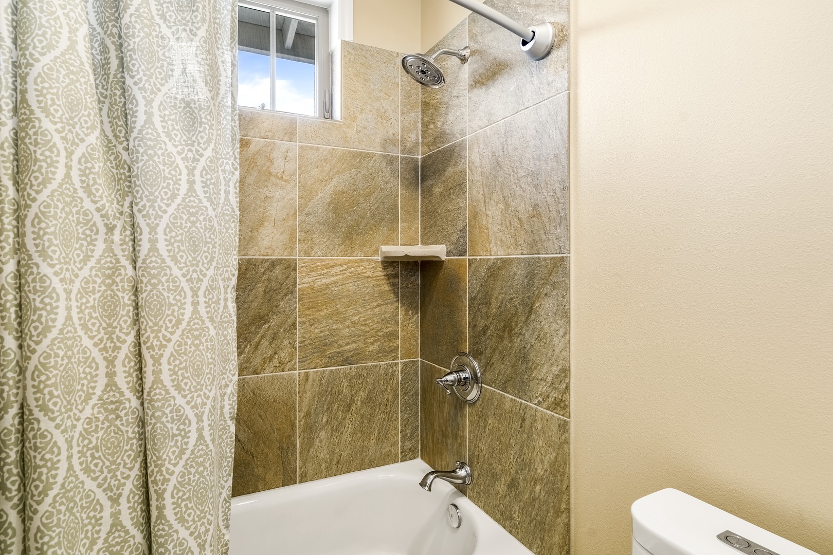 Kailua Kona Vacation Rentals, Green/Blue Combo - Tub / shower combo in the upstairs guest bathroom