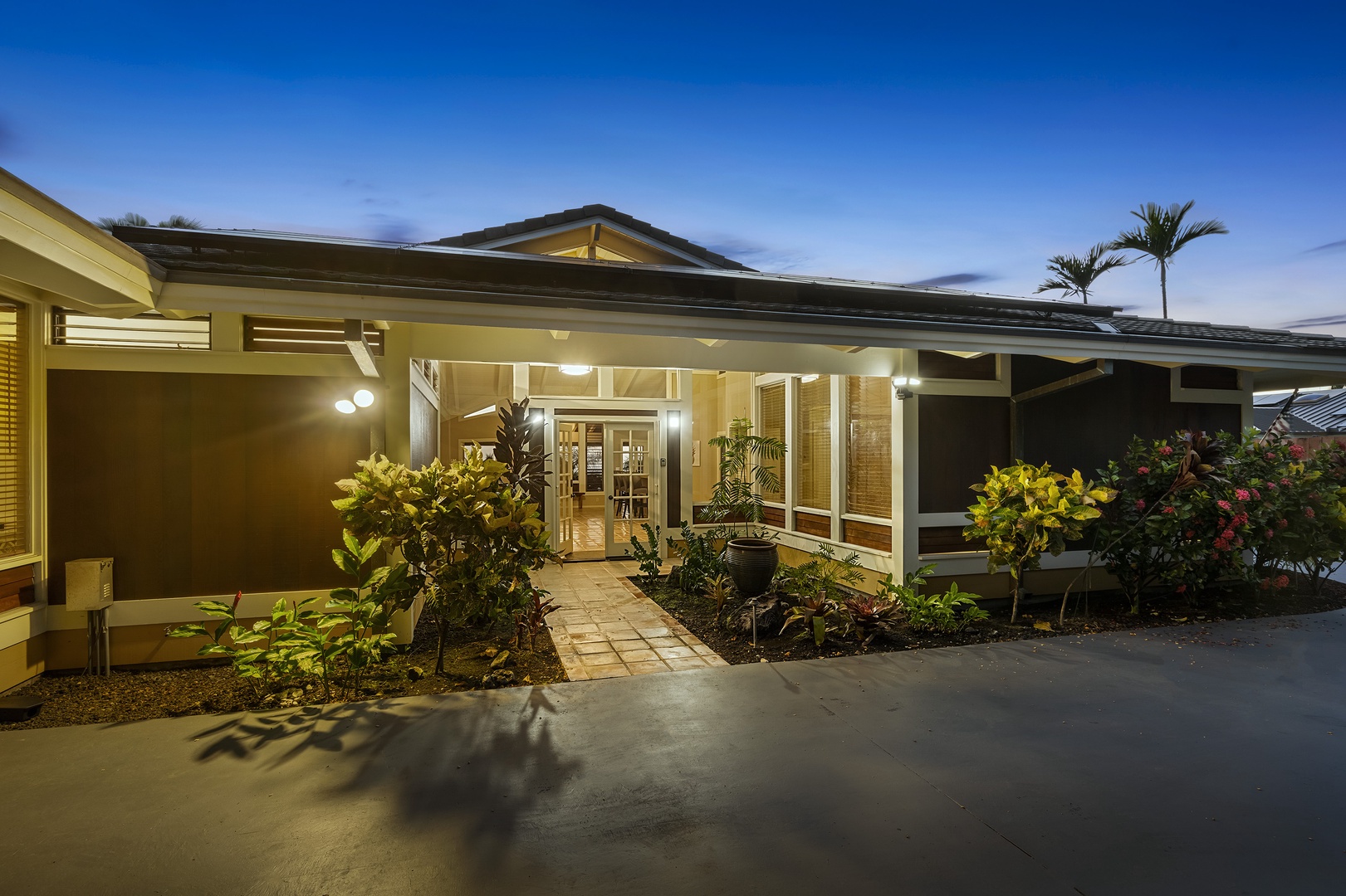 Kailua Kona Vacation Rentals, Pineapple House - Front entry with lush manicured plants