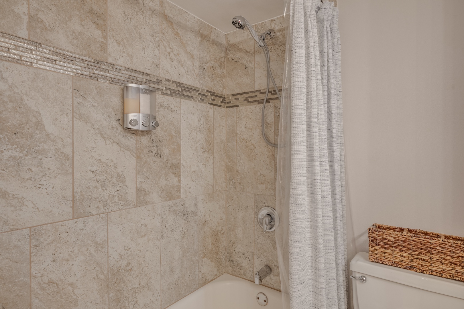 Lahaina Vacation Rentals, Kahana Villas E408 - The shared bathroom shower/tub combo.