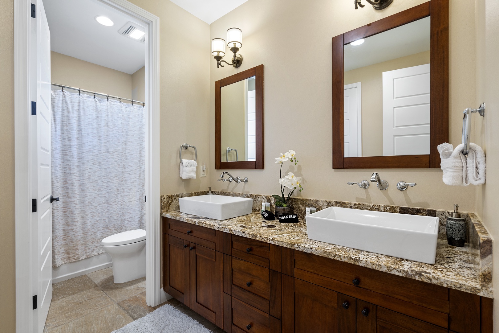 Kailua Kona Vacation Rentals, Kona Blue Vacations Holua Kai - The guest bath at Kona Blue Vacations Holua Kai offers convenience and comfort with coastal styling.