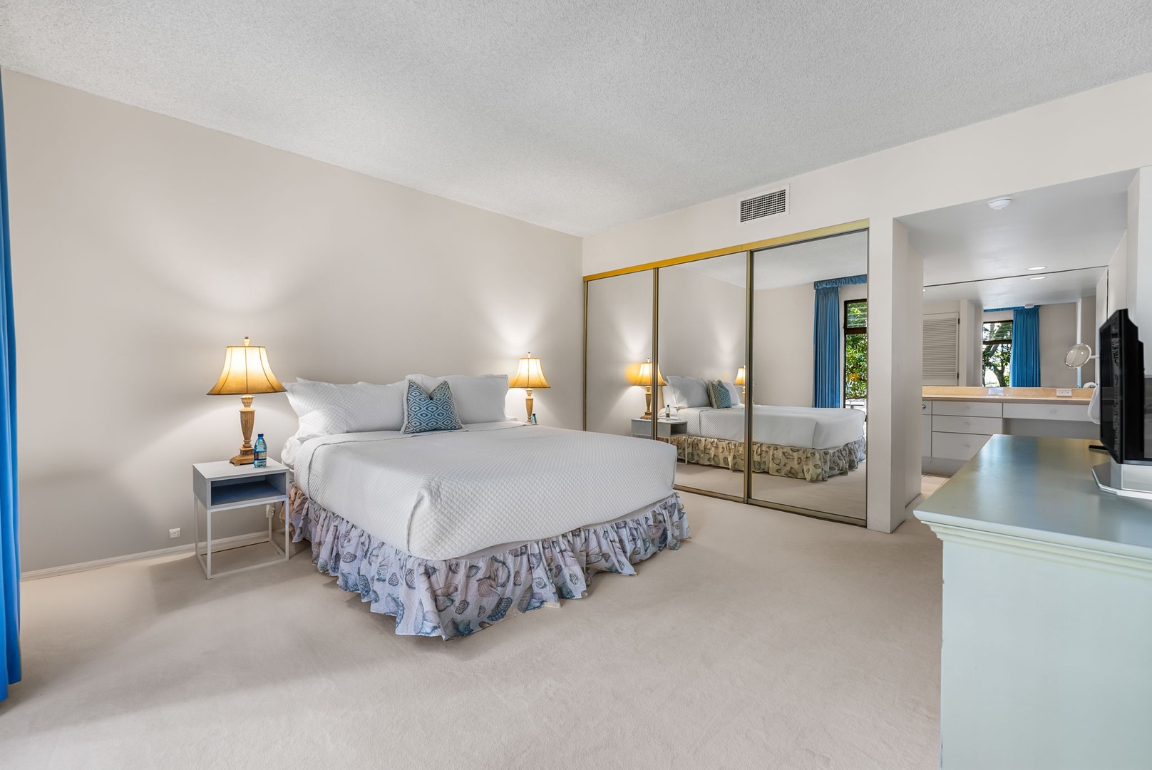 Honolulu Vacation Rentals, Kahala Beachfront Villa - The primary suite offers a king-sized bed and garden views.