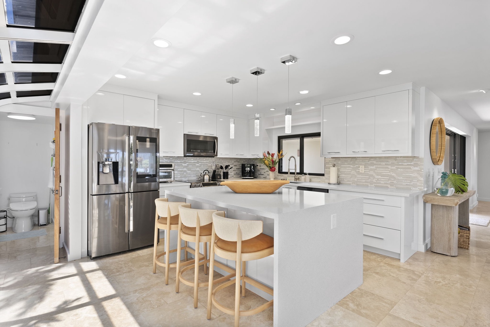 Honolulu Vacation Rentals, Honolulu Lagoonfront Villa - Whip up local favorites in the modern kitchen at Honolulu Lagoonfront Villa—complete with island seating and premium appliances.