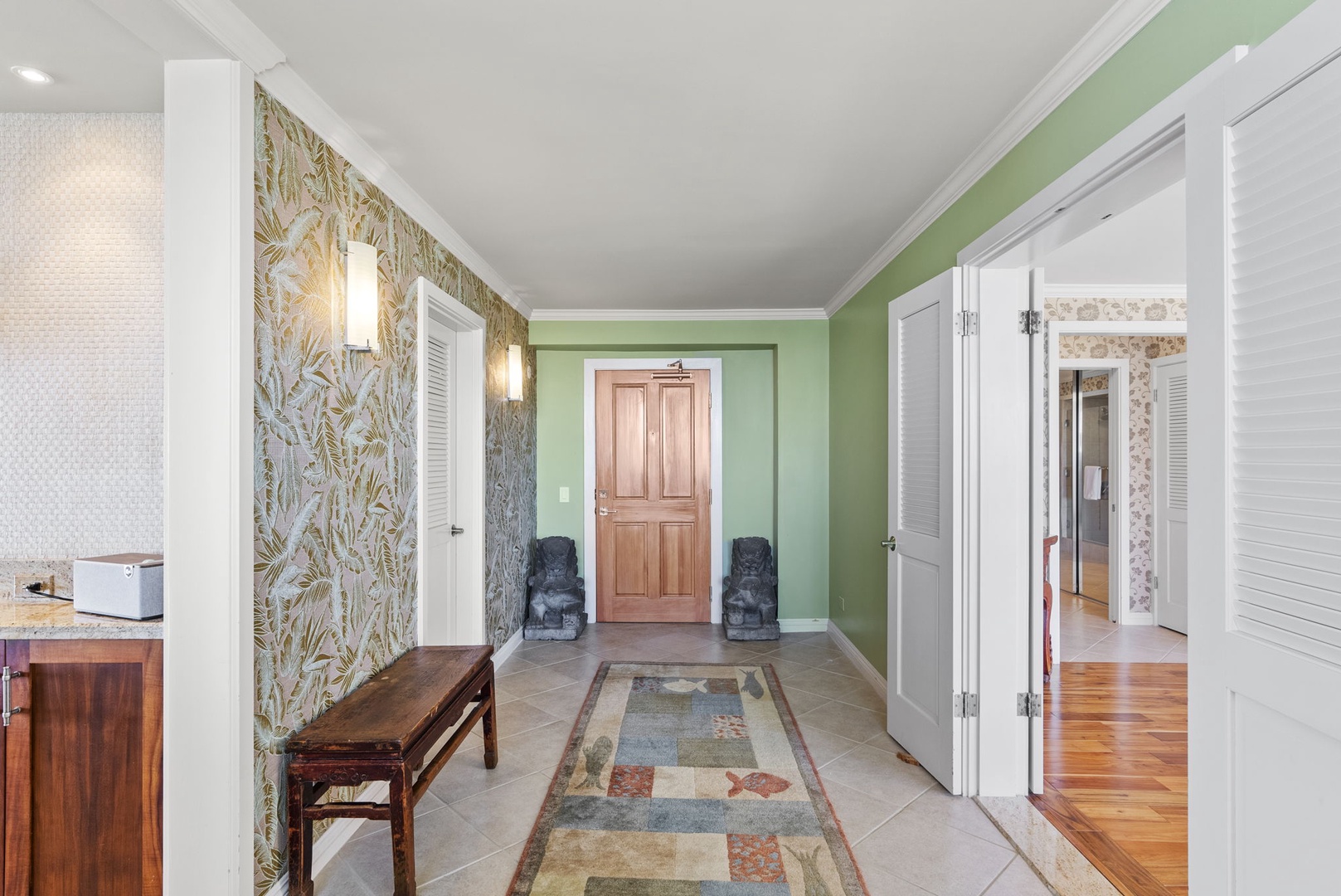 Honolulu Vacation Rentals, Hale Kaimana Breeze - Welcoming hallway with coastal-inspired accents.