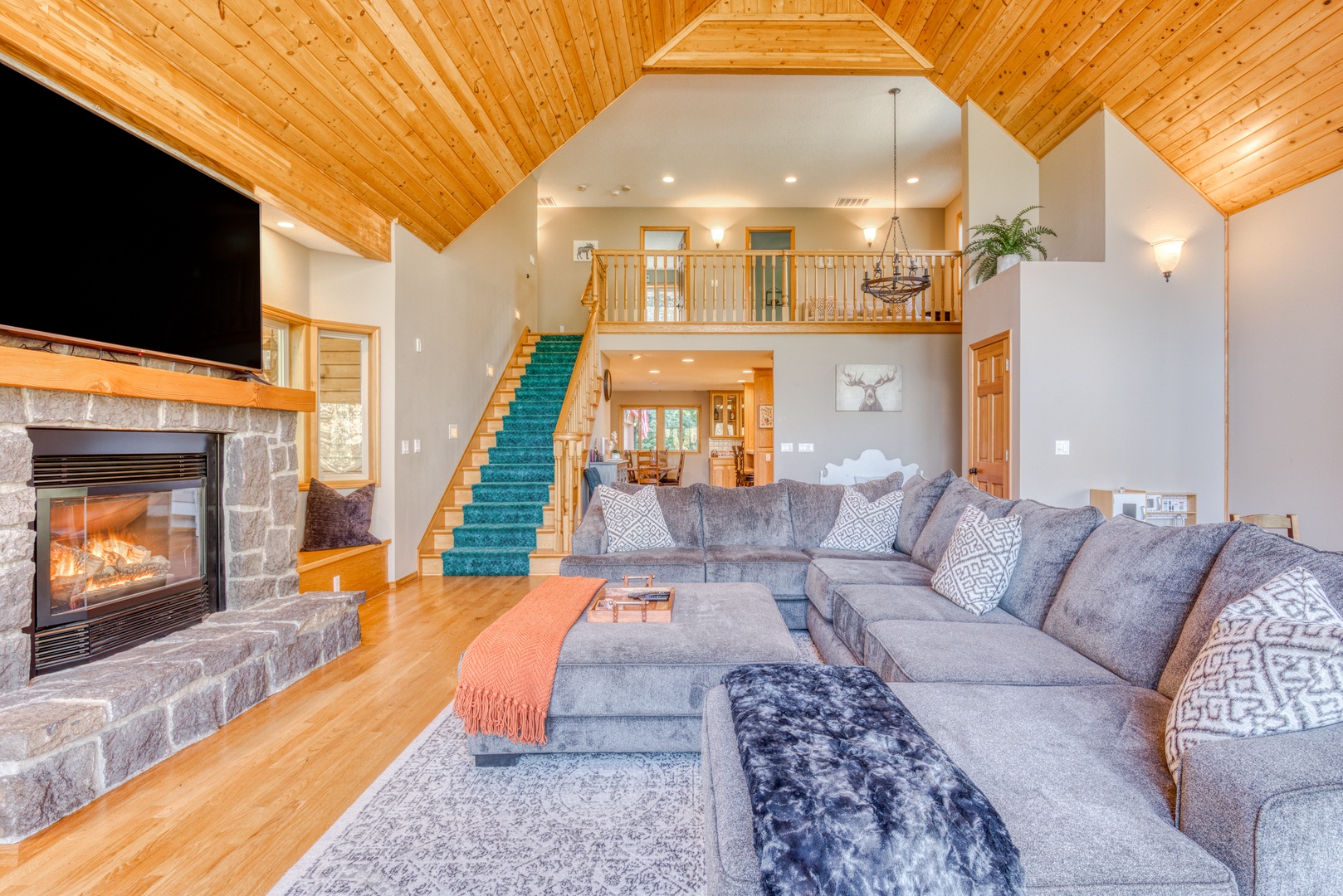 Sandy Vacation Rentals, Iron Mountain - Two floors divide the home giving a private space dedicated to sleep time