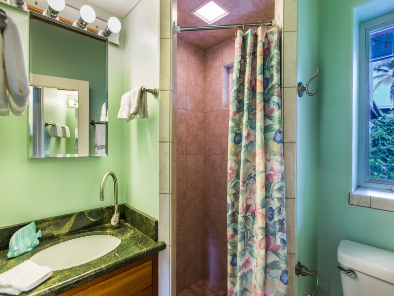 Haleiwa Vacation Rentals, Pipeline House (Oahu KC) - Private suite bathroom.