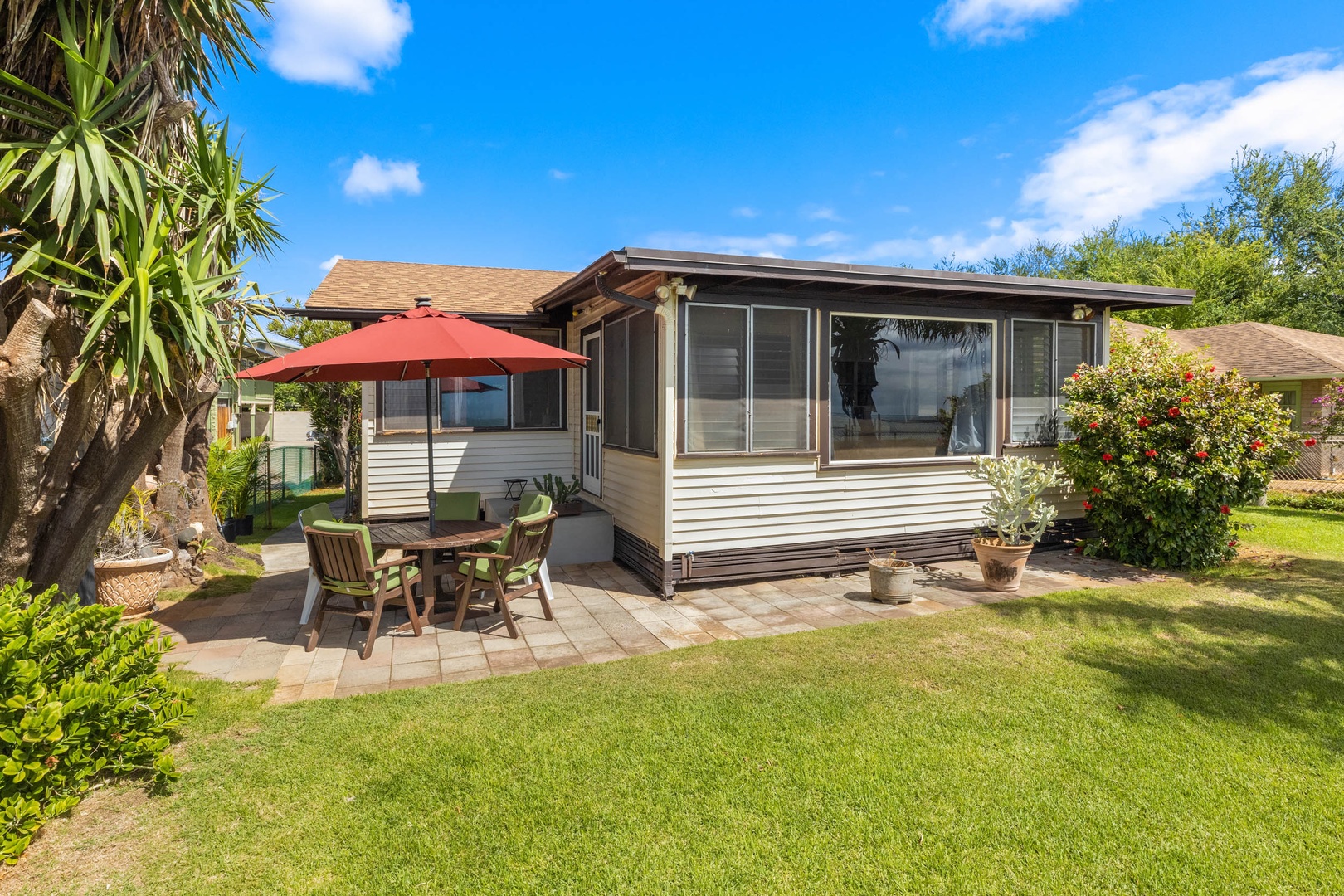 Ewa Beach Vacation Rentals, Ewa Beachfront Cottage - The garden yard with outdoor furniture.