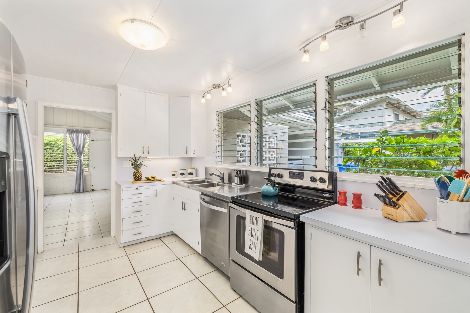 Honolulu Vacation Rentals, Kahala Cottage - The kitchen has stainless steel appliances to make meal preppin a breeze.