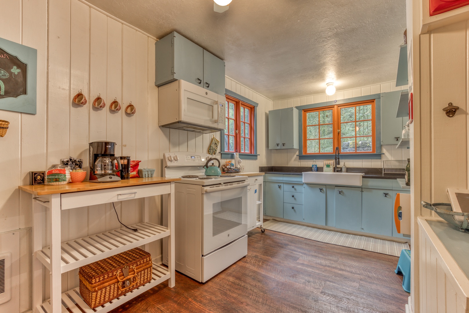Brightwood Vacation Rentals, Springbrook Cabin - Kitchen
