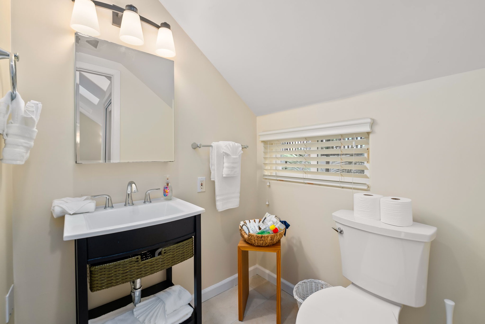 Honolulu Vacation Rentals, Diamond Head Luxe - Your bright, well-appointed bathroom features a stylish vanity, fresh towels, and thoughtful amenities to make your stay comfortable.