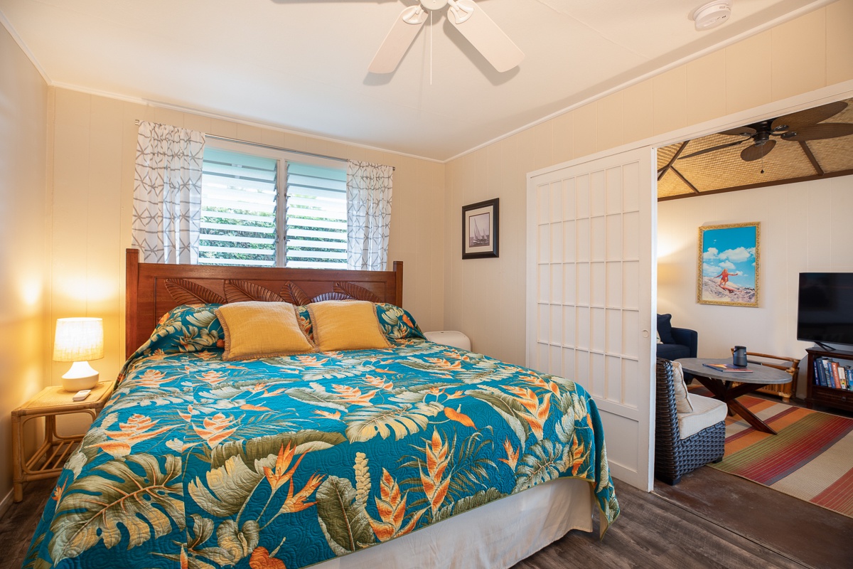 Kailua Kona Vacation Rentals, Honl's Beach Hale (Big Island) - Second Bedroom off of living room with King bed