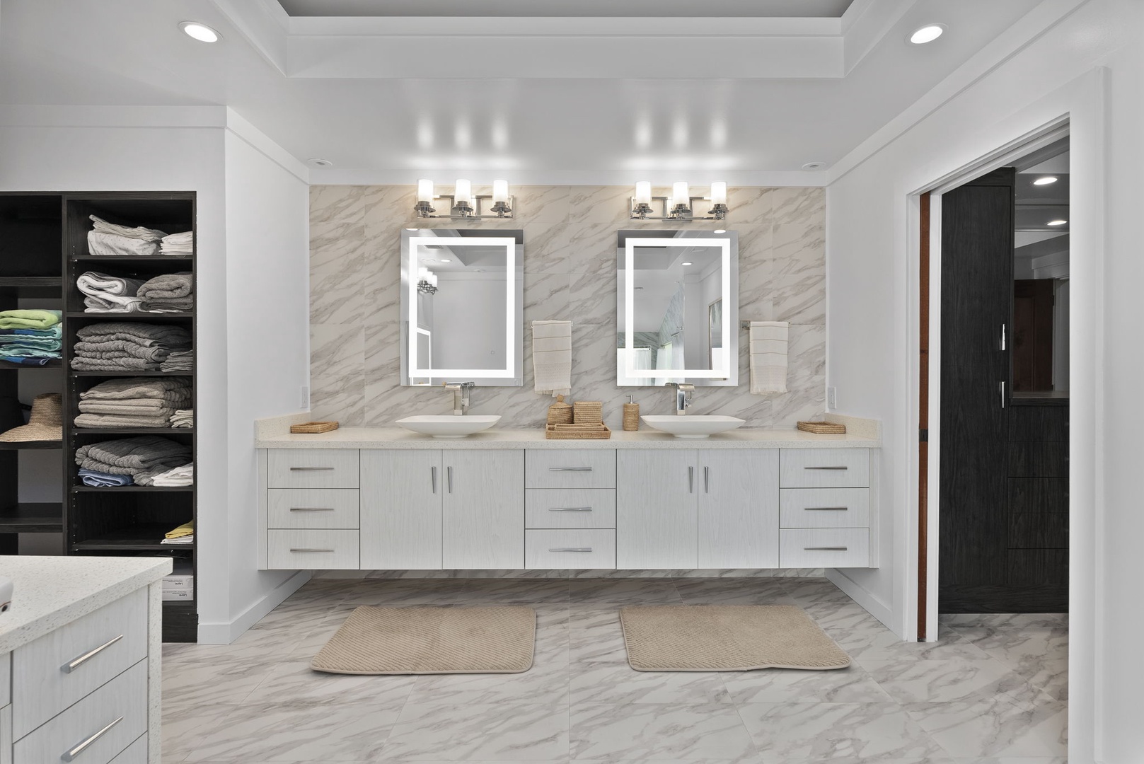 Honolulu Vacation Rentals, Honolulu Lagoonfront Villa - Classic and clean—this double vanity bath brings hotel-level luxury to your stay at Honolulu Lagoonfront Villa.