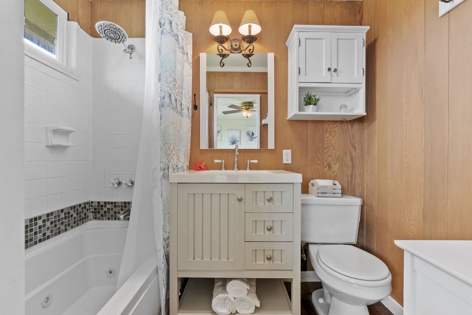 Hauula Vacation Rentals, Mau Loa Hale - Primary ensuite bathroom with shower/tub combination