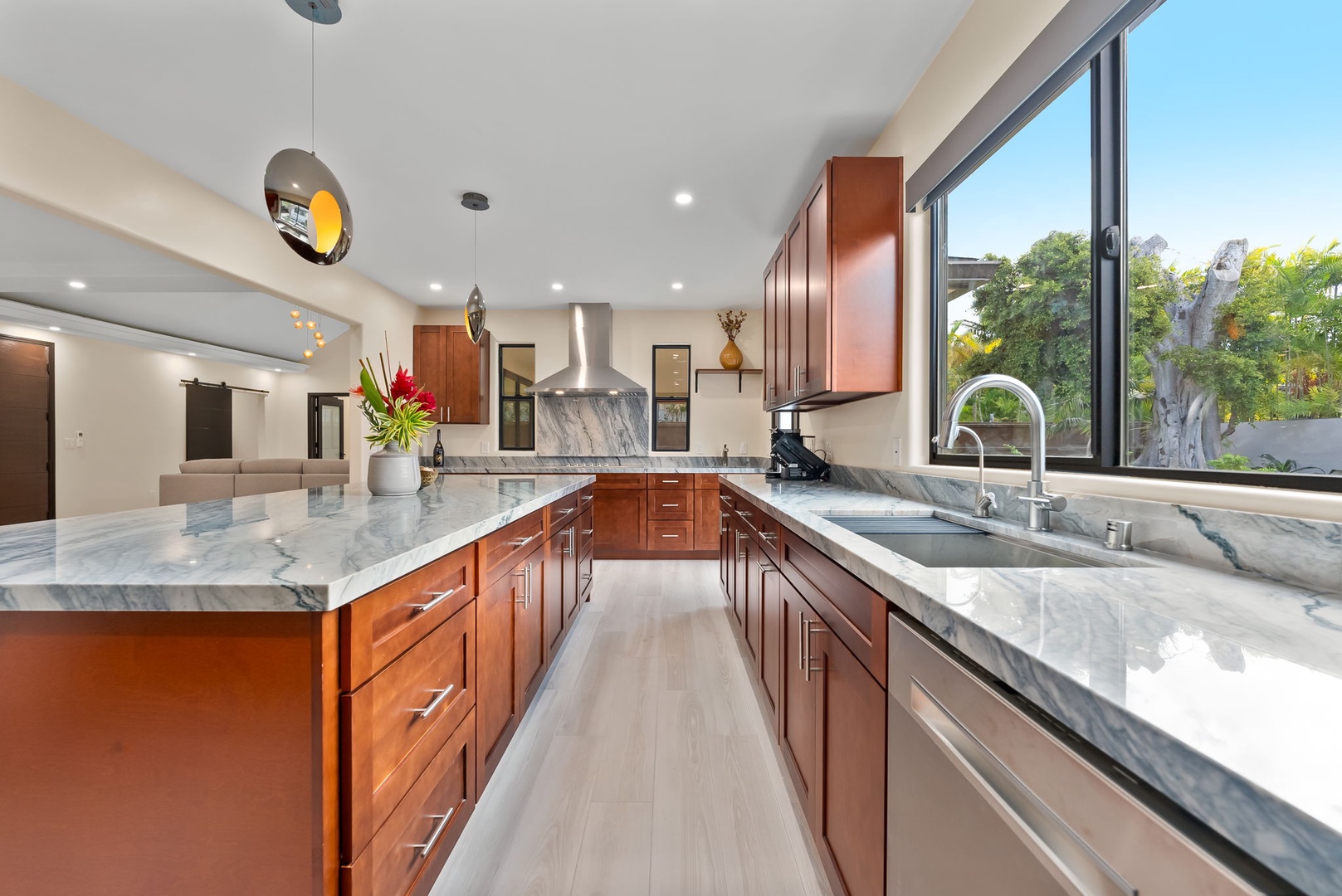 Honolulu Vacation Rentals, Kahala Zen - Bright kitchen with stunning garden views and ample counter space