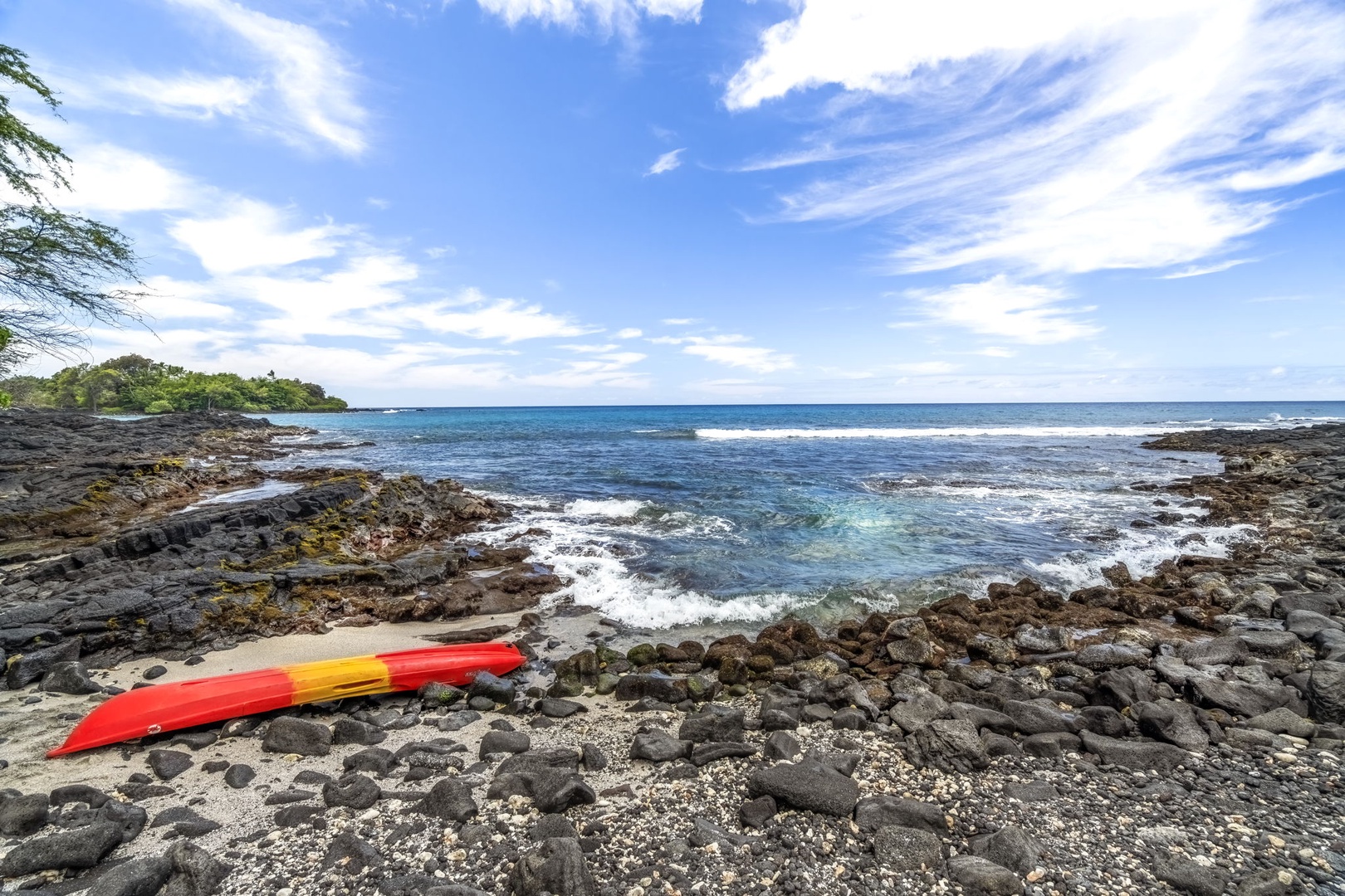 Kailua Kona Vacation Rentals, Royal Kahili 401A - Breathtaking coastal views with clear waters and lush greenery along the shore.