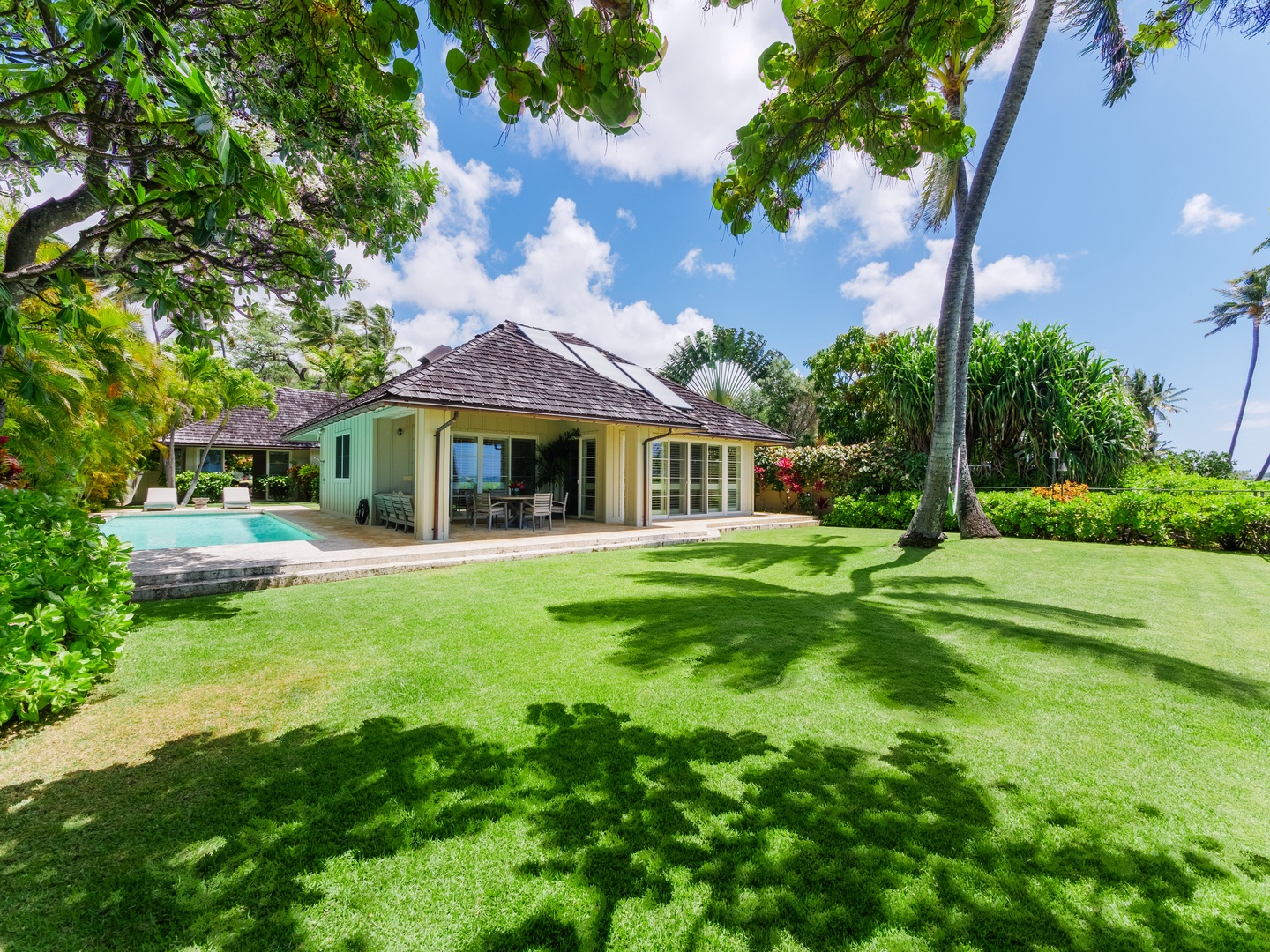 Honolulu Vacation Rentals, Paradise Beach Estate - Lush greenery surroundings