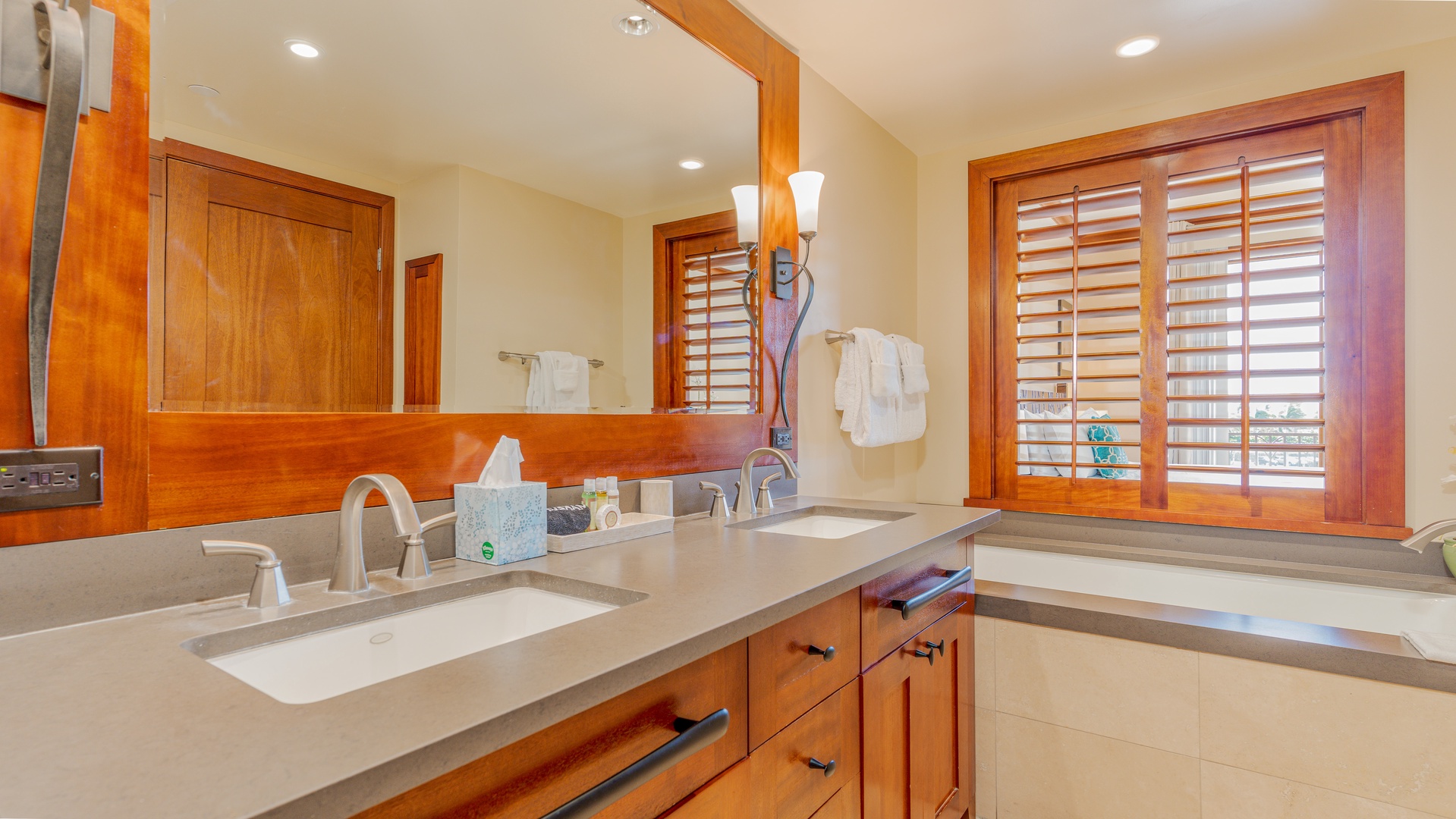 Kapolei Vacation Rentals, Ko Olina Beach Villas O425 - This is a full guest bathroom.