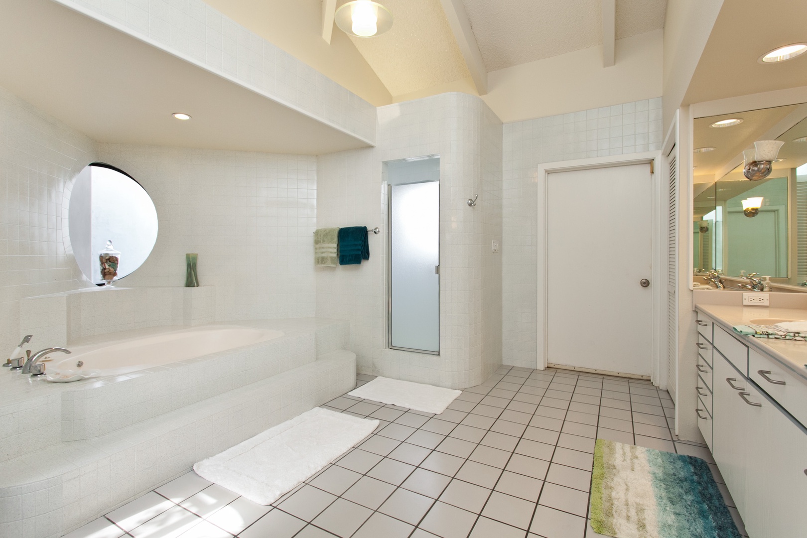 Kailua Vacation Rentals, Hale Kolea* - Ensuite bathroom with a walk in shower and tub.