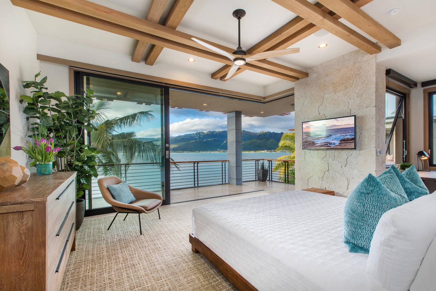 Honolulu Vacation Rentals, Maunalua Bay Estate - Second primary bedroom suite.