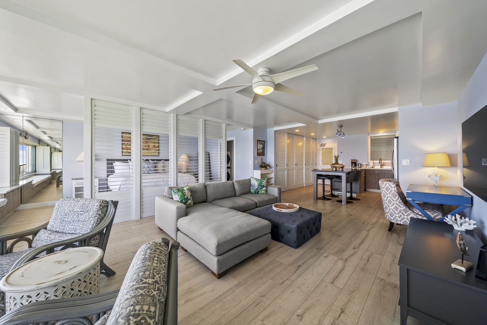Honolulu Vacation Rentals, Kaimana Tides at Colony Surf - Relax in your open-plan living space with soaring ceilings, modern furnishings, and tropical touches that create the perfect island retreat.