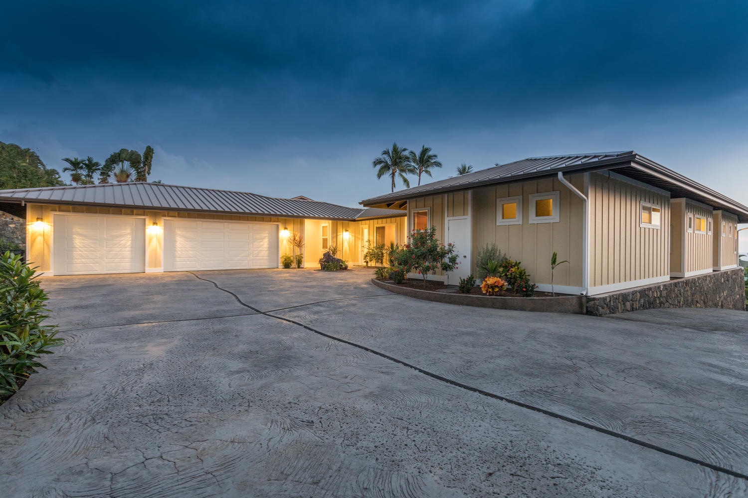 Kailua Kona Vacation Rentals, Ohana le'ale'a - The 3-car garage has been transformed into a Game Room, complete with a full-sized bar and large LED TV. Play a game of ping pong or pool after a long day of traveling, or watch the big game on the TV
