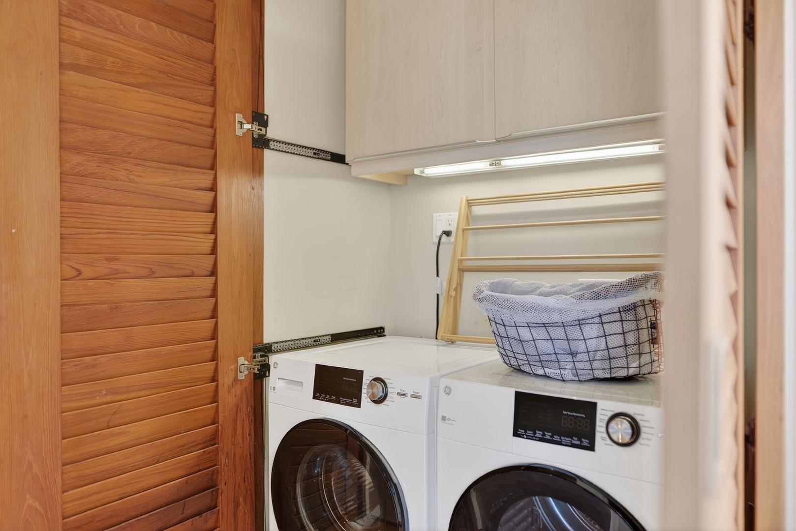 Haleiwa Vacation Rentals, HaleGator - A dedicated laundry area with washer and dryer adds convenience and comfort for extended North Shore stays.