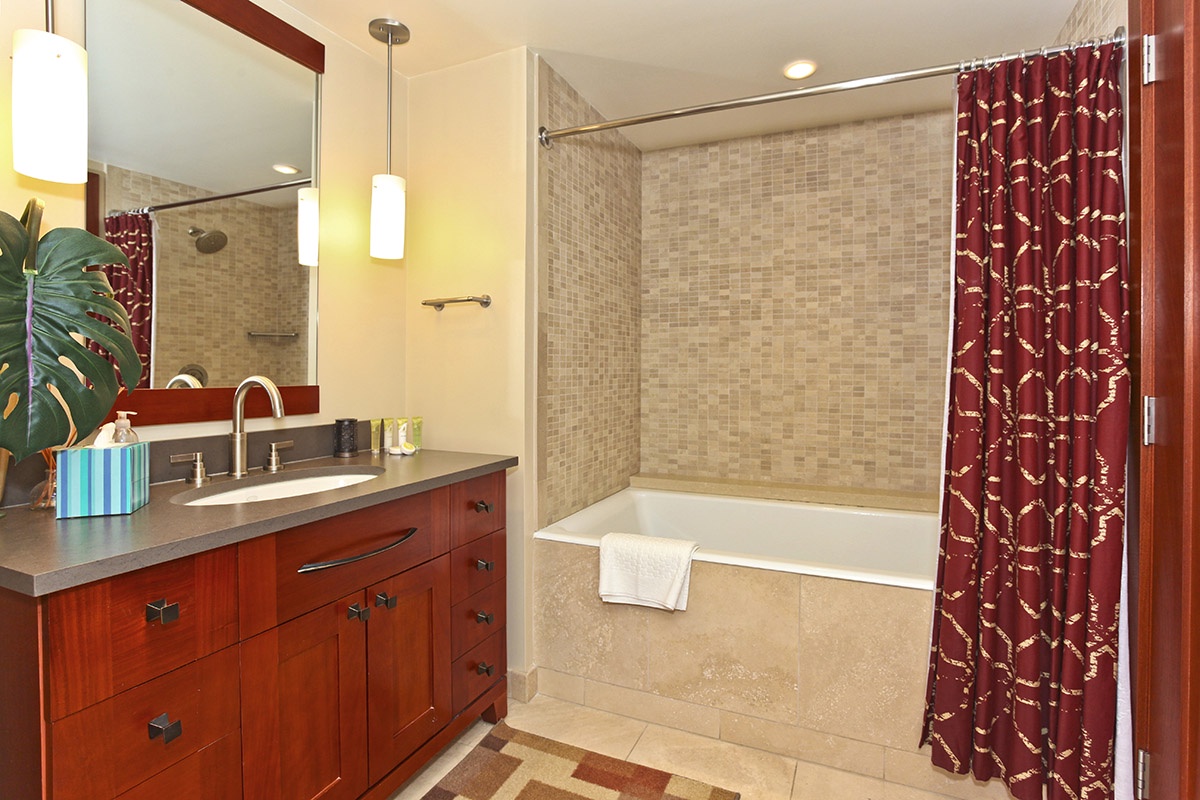 Kapolei Vacation Rentals, Ko Olina Beach Villas B103 - The second guest bathroom with a shower and tub combo.