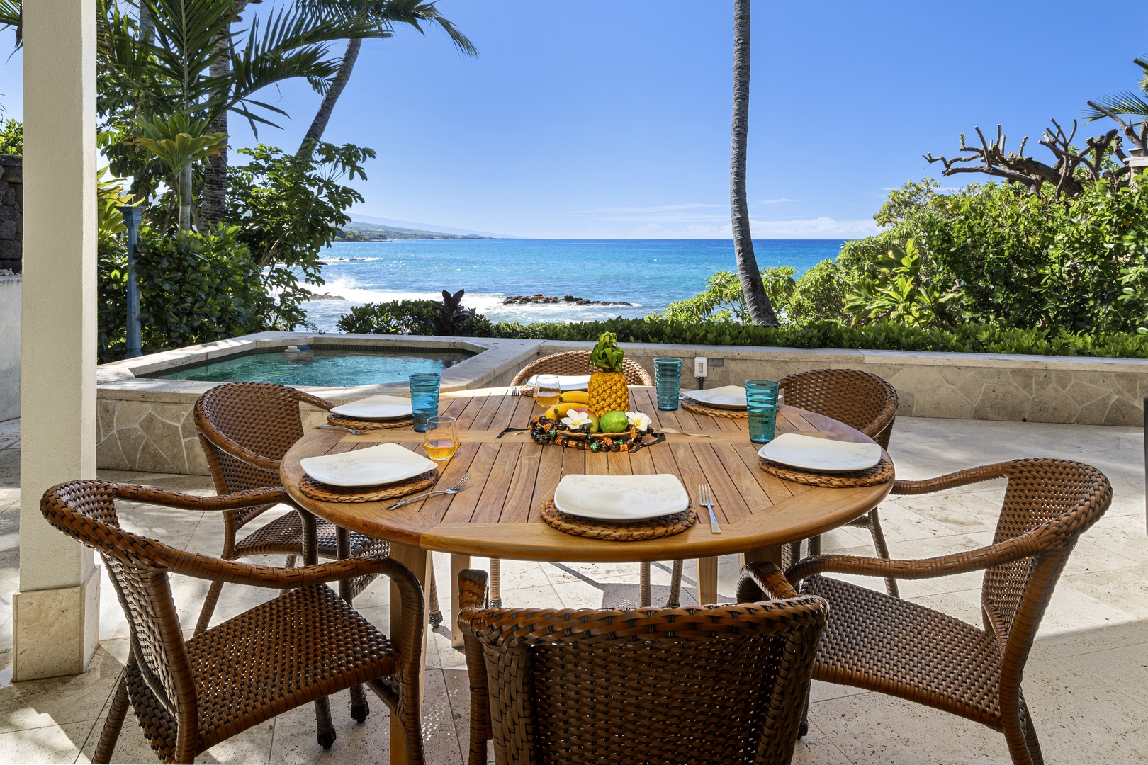 Kailua Kona Vacation Rentals, Ali'i Point #7 - Enjoy good company and sunshine at the outdoor dining table