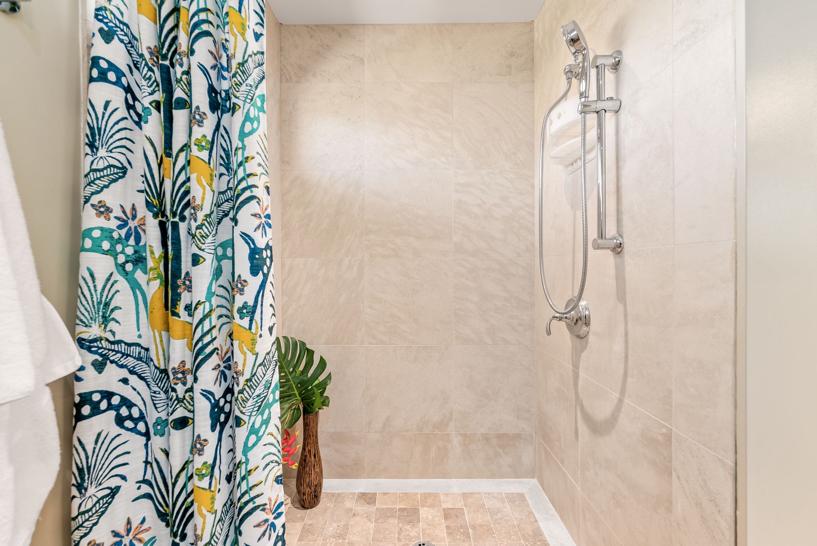 Kailua Vacation Rentals, Makalei - A separate walk-in shower for the ensuite bath.