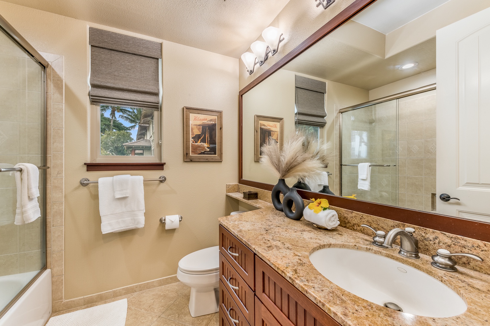 Kamuela Vacation Rentals, Palm Villas E1 - Guest Bathroom Adjacent to Guest Bedroom