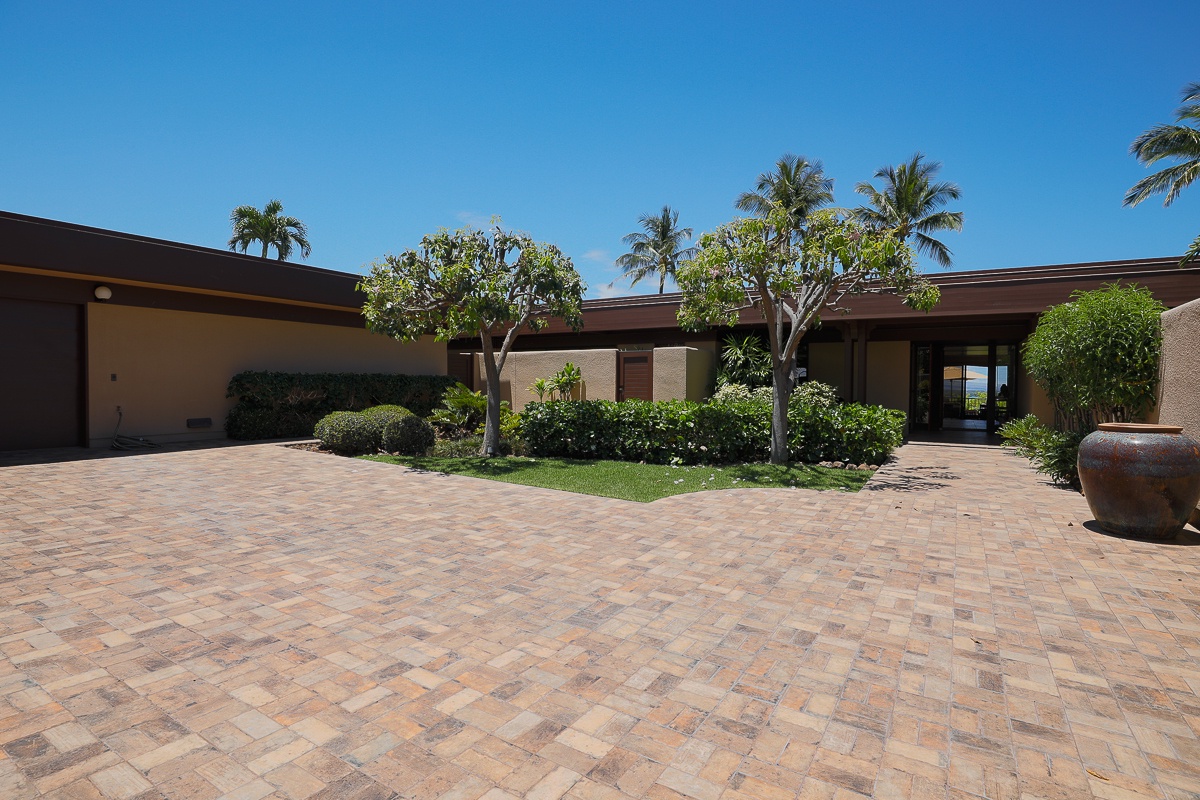 Kamuela Vacation Rentals, Mauna Kea Villas #13 - Expansive paved entryway with mature landscaping and a grand curbside presence.