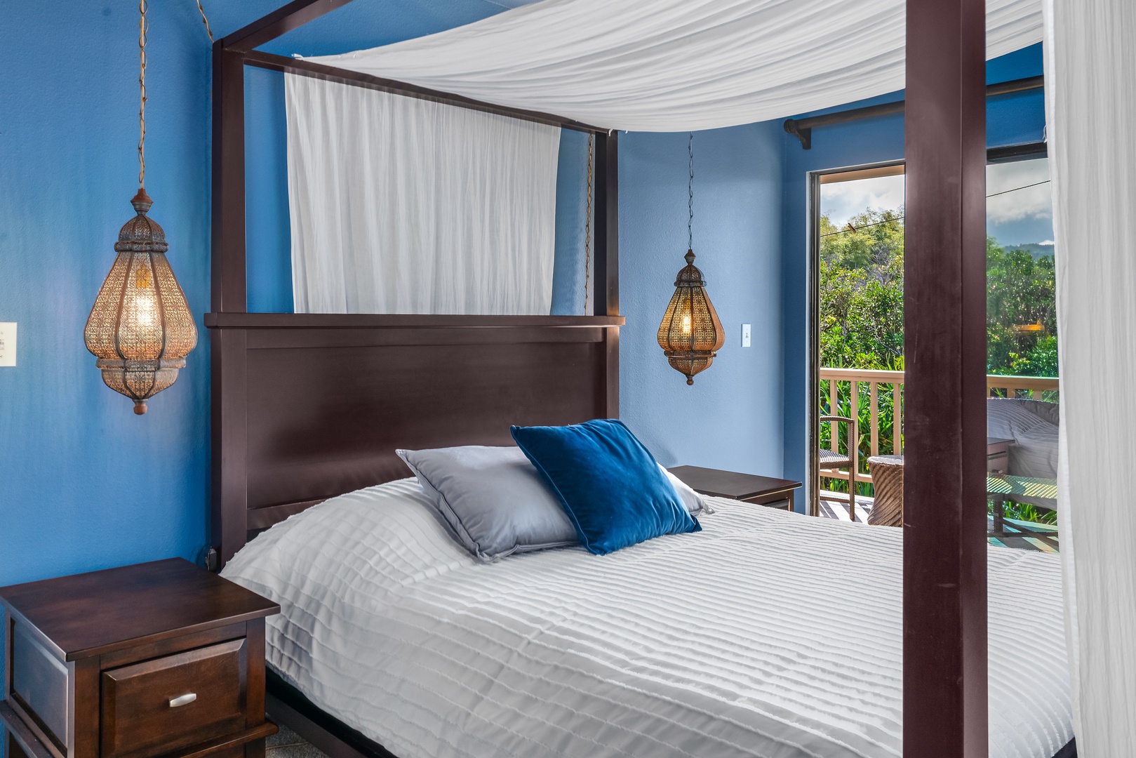 Princeville Vacation Rentals, Makanalani - Plush queen bed clothed in fine linens.