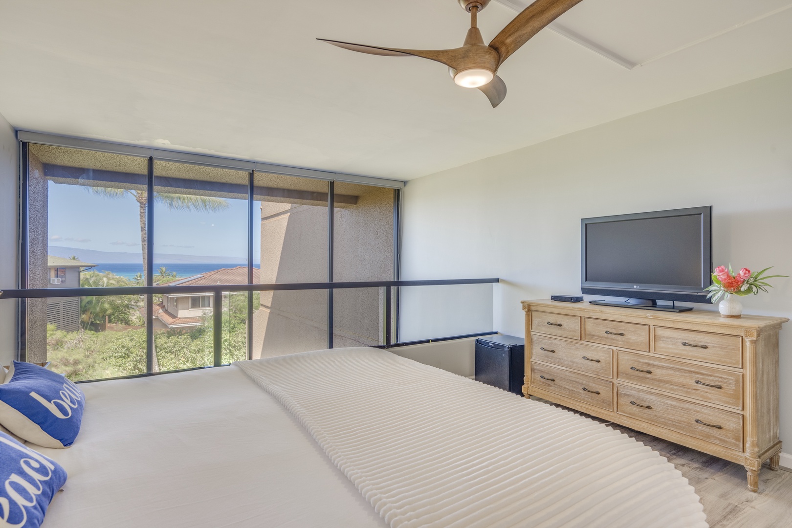 Lahaina Vacation Rentals, Kahana Villas E408 - Never miss an episode of your show at the comfort of the primary suite.