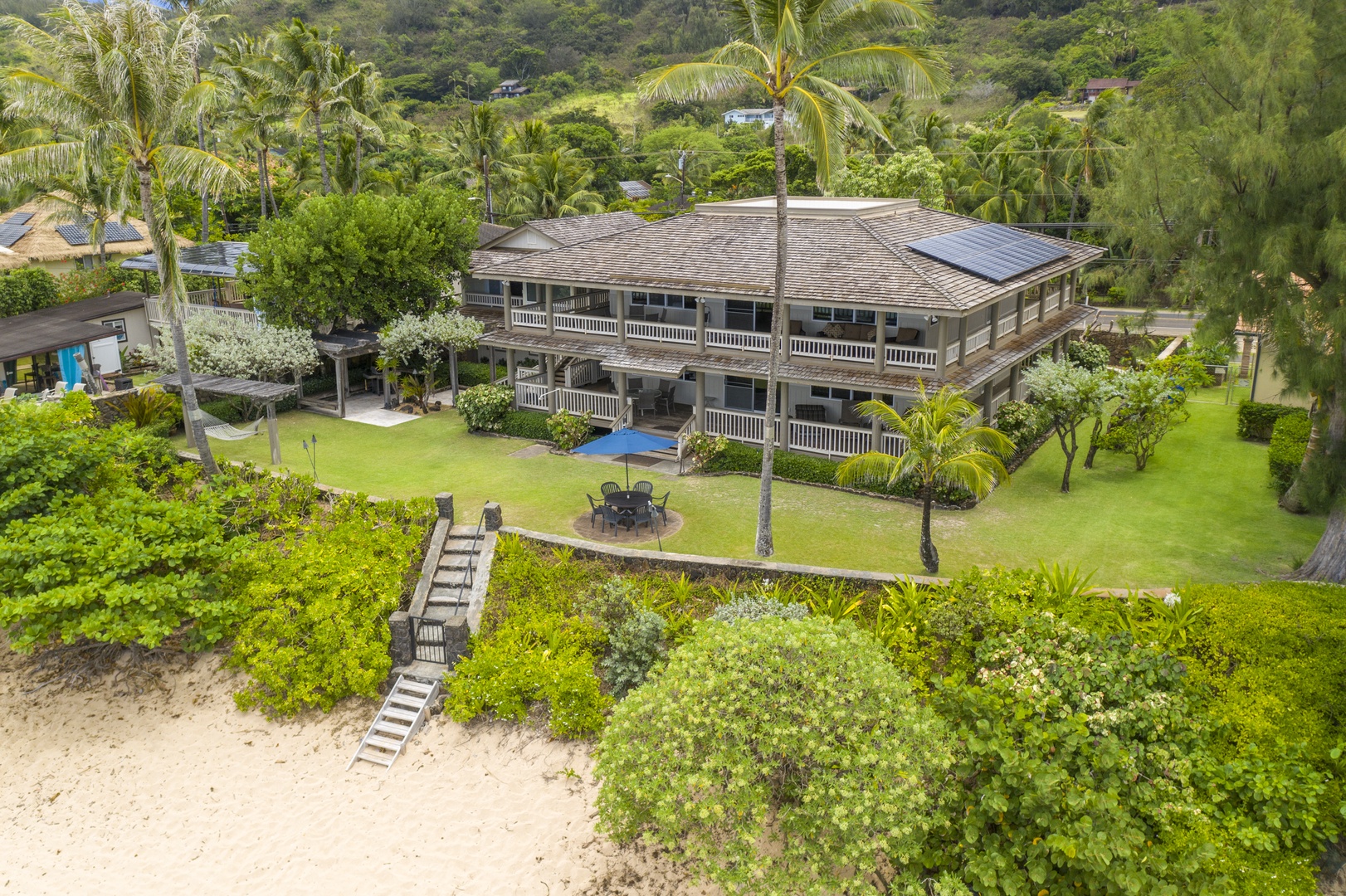 Haleiwa Vacation Rentals, Hale Kimo - Direct access to the beach