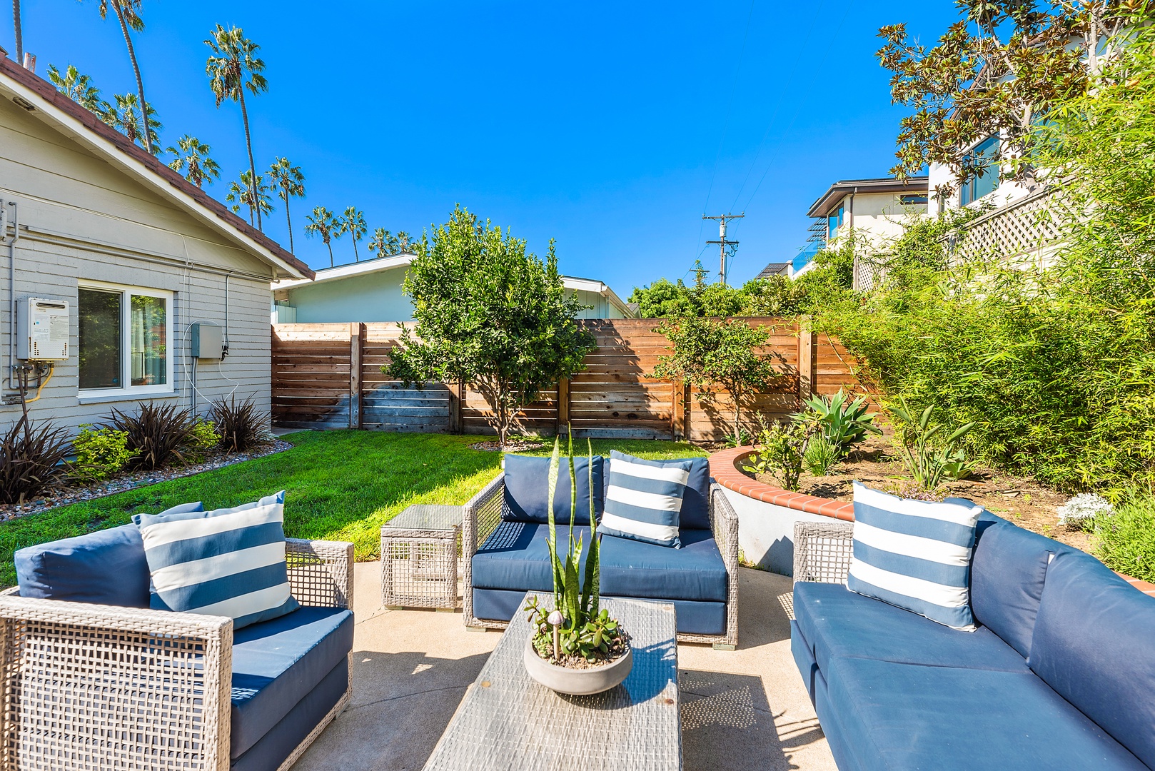 La Jolla Vacation Rentals, Hemingway's Beach House - Enjoy the private quite backyard with outdoor furniture