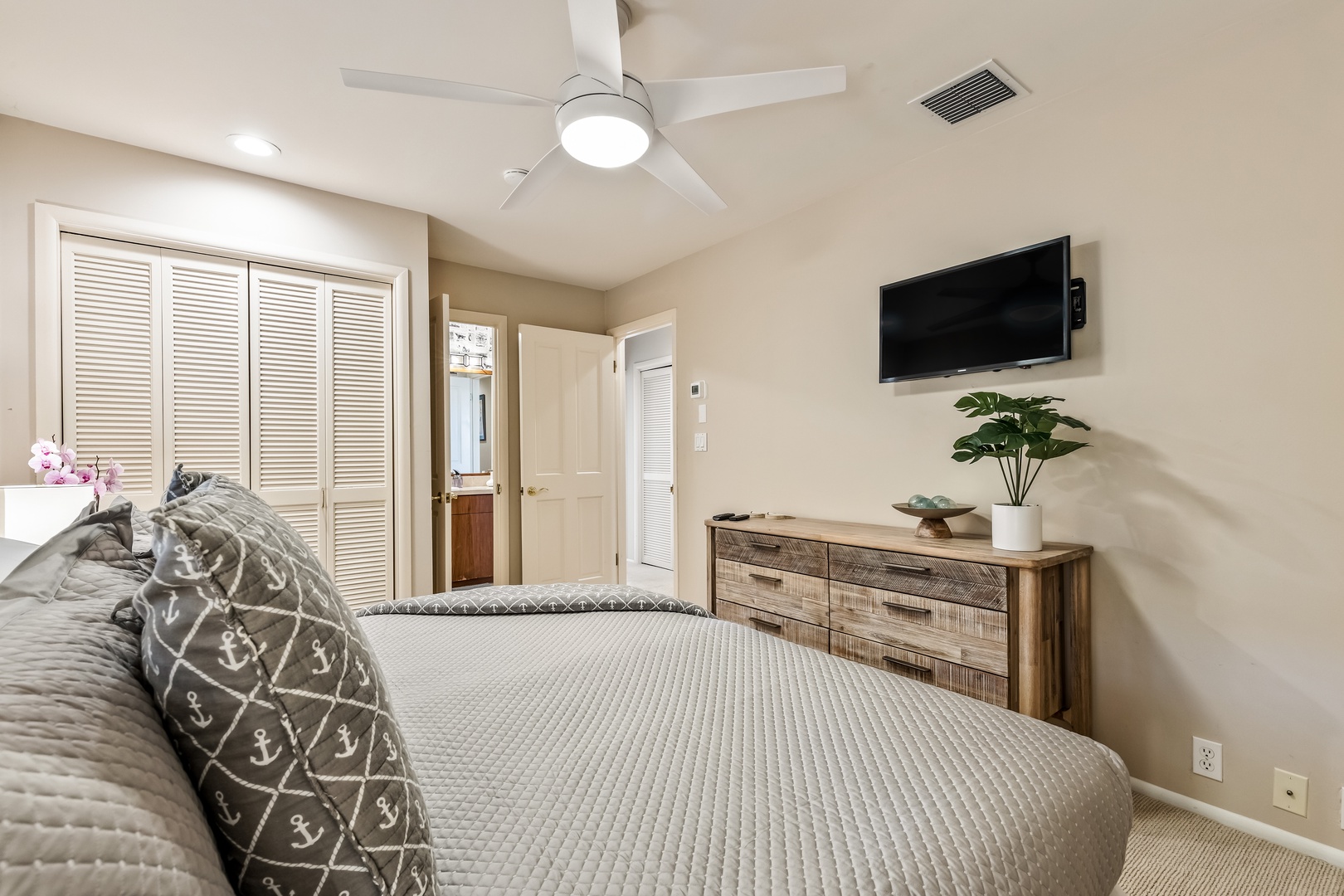 Honolulu Vacation Rentals, Hale Ola - Each bedroom has its own television