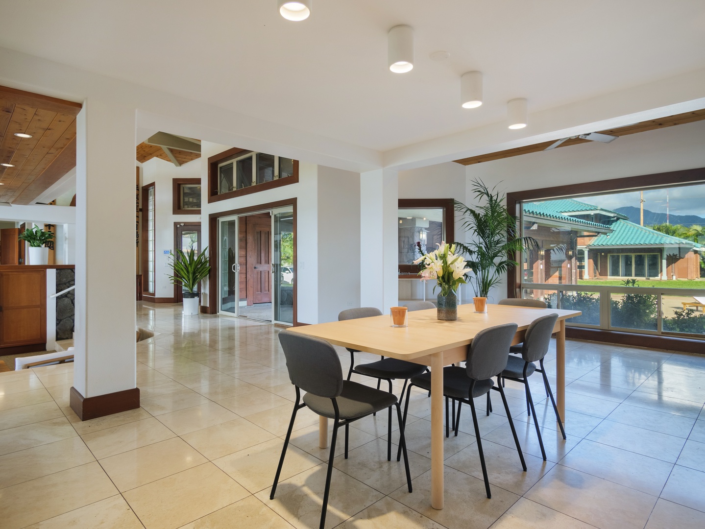 Waianae Vacation Rentals, Konishiki Beachhouse - Spacious dining area with table for six.