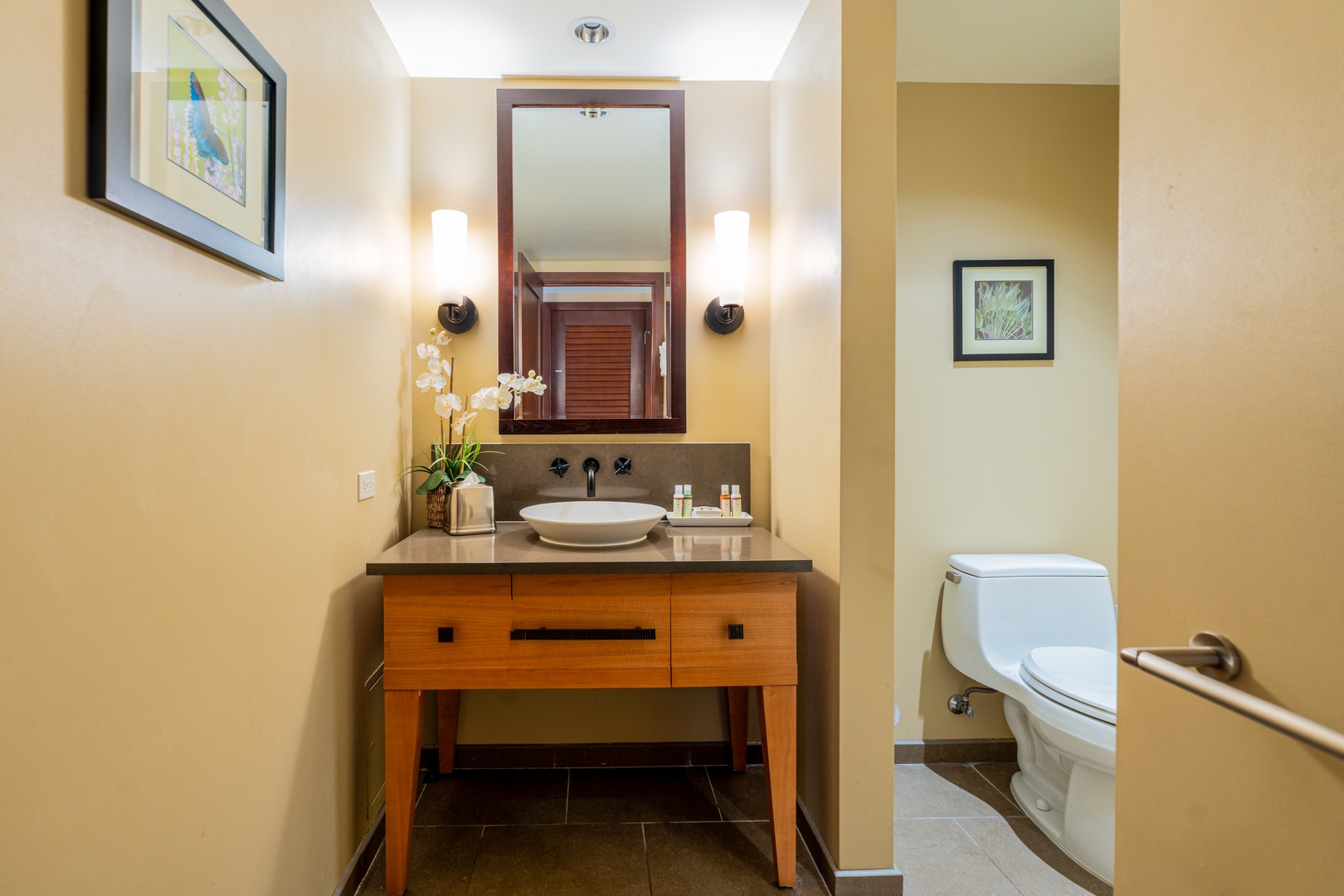 Kapolei Vacation Rentals, Ko Olina Beach Villas O904 - The second guest bathroom with a stylish vanity and shower/ tub combo.