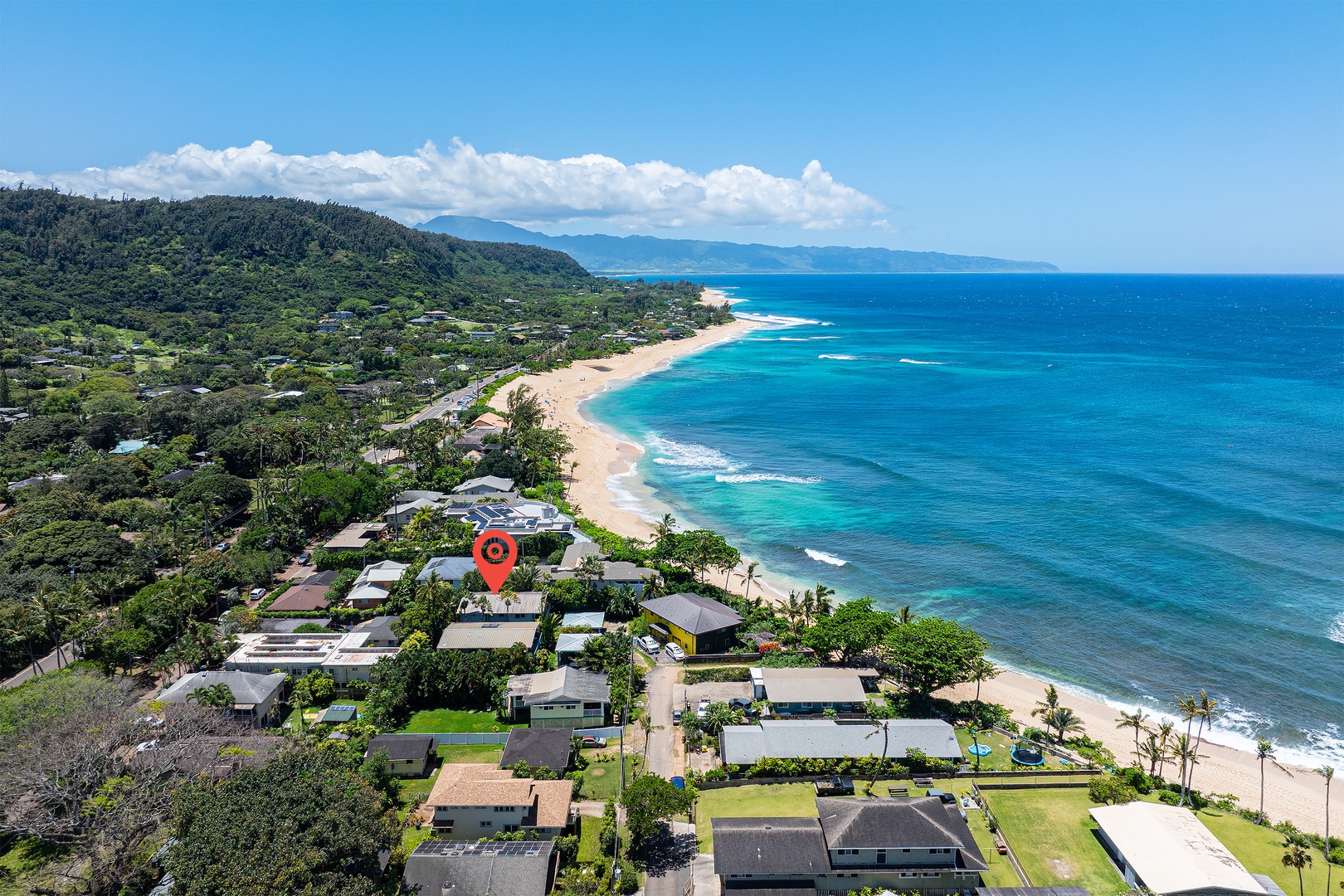 Haleiwa Vacation Rentals, Sunset Beach Hideaway - Sweeping coastline views highlight the home’s peaceful setting near the beach.