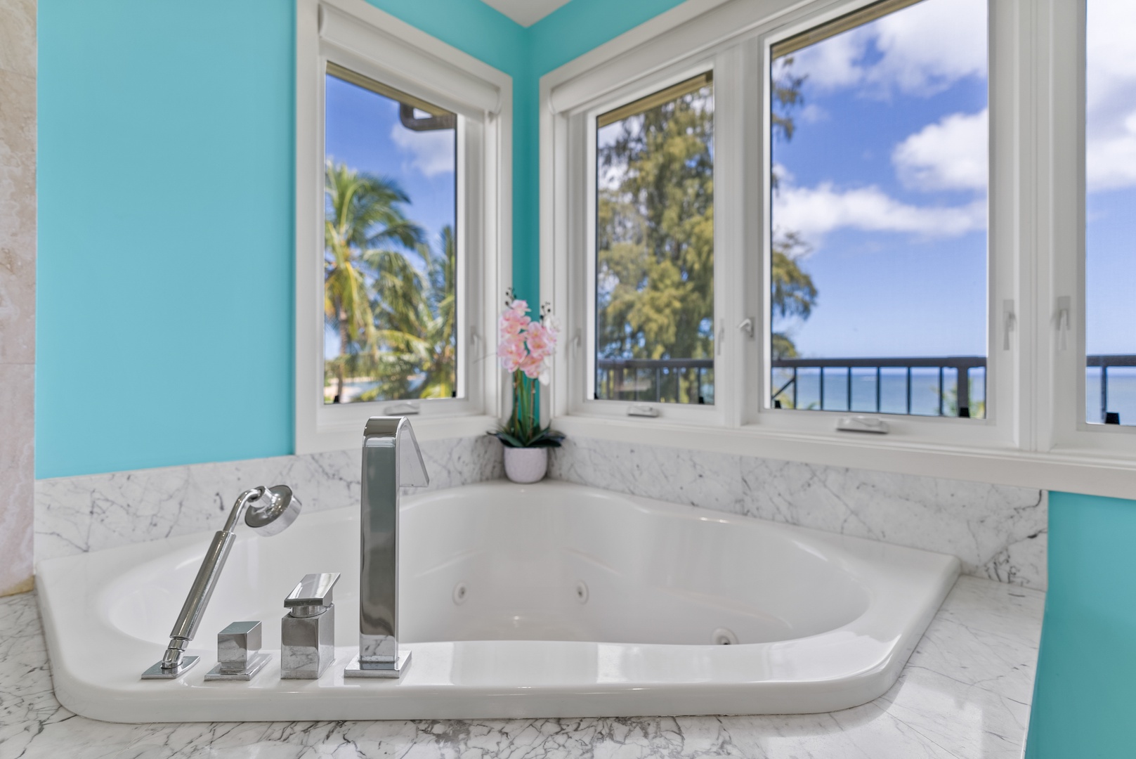 Waialua Vacation Rentals, Waialua Beachfront Getaway - Jacuzzi tub with a view