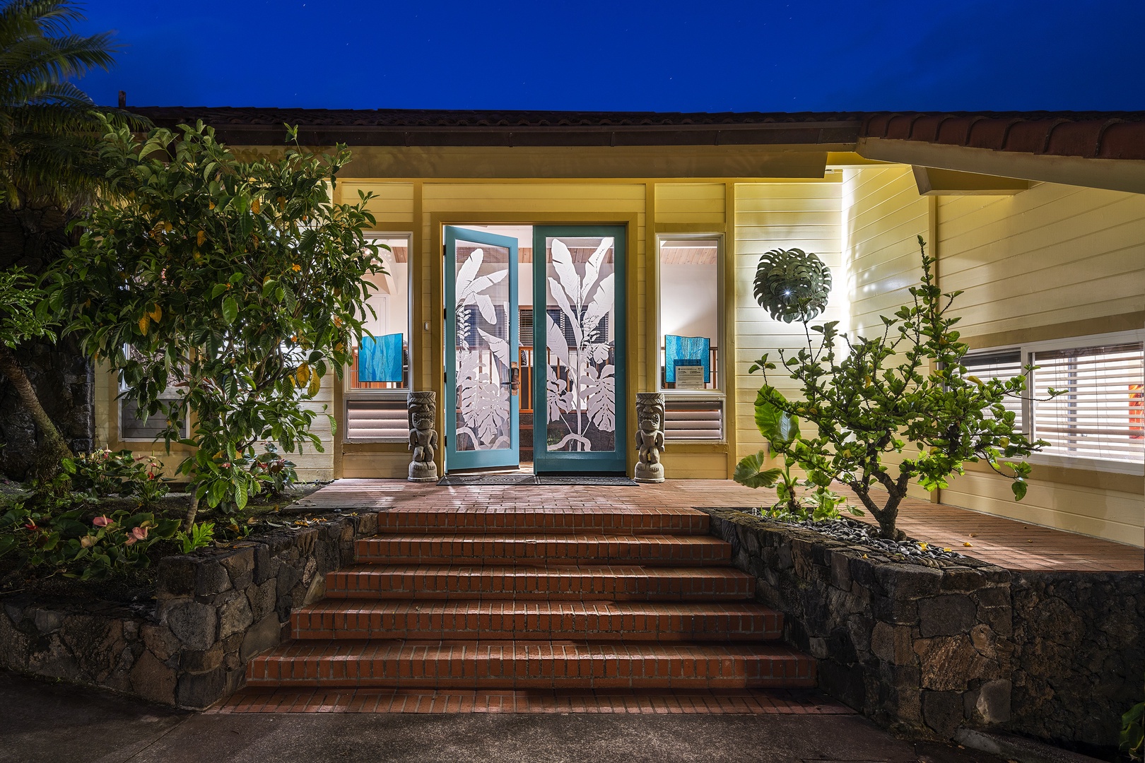 Kailua Kona Vacation Rentals, Hale Pua - Entry at Twilight