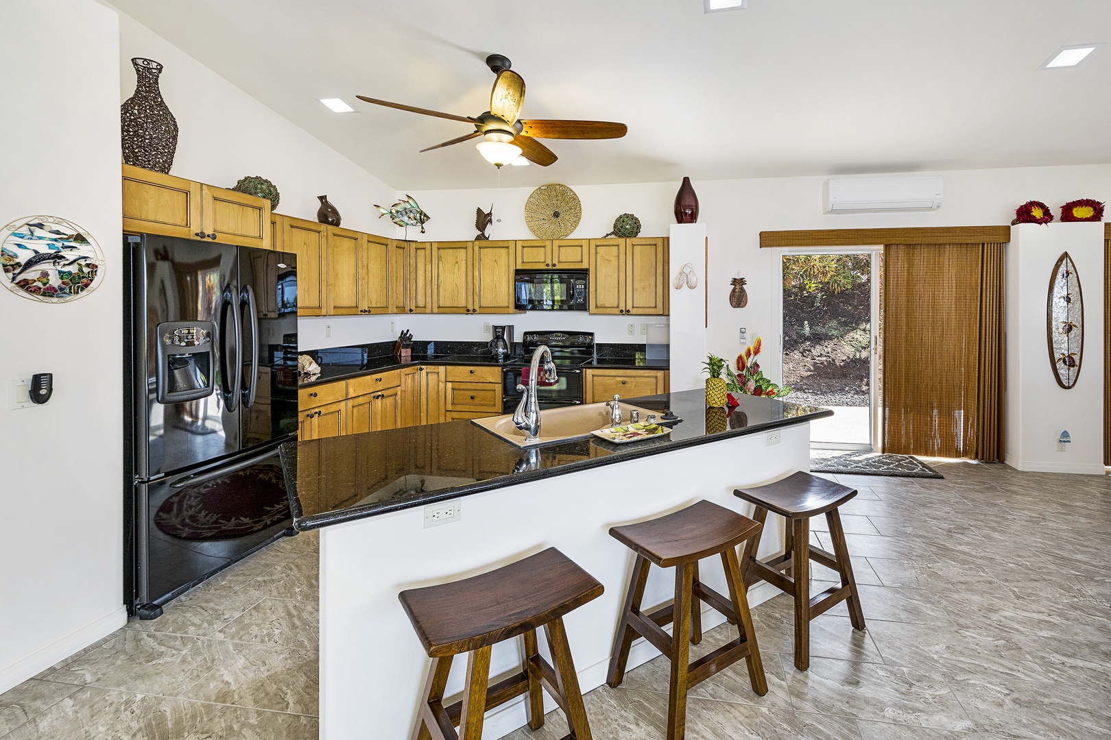 Kailua Kona Vacation Rentals, Maile Hale - Breakfast bar for 3