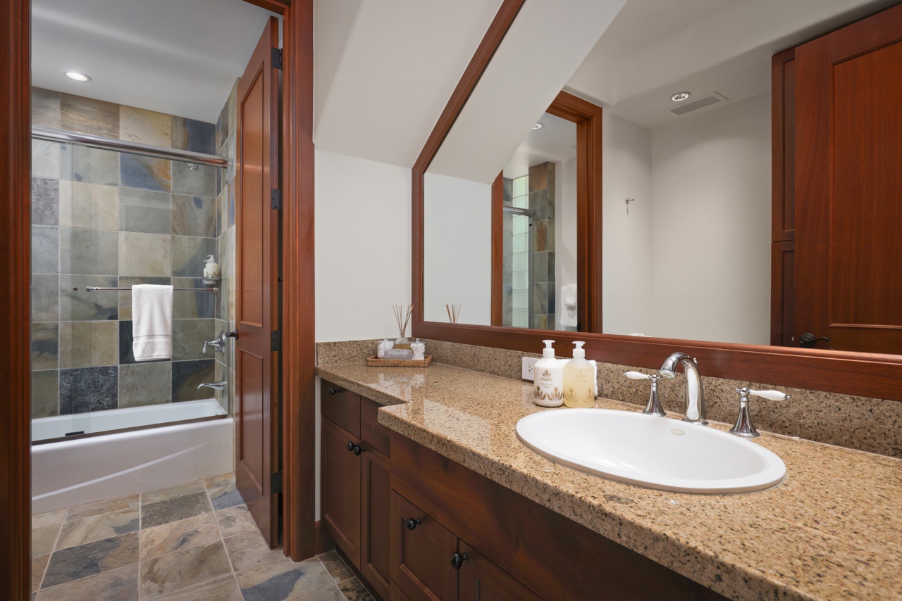 Kailua Kona Vacation Rentals, 3BD Ka'Ulu Villa (109A) at Hualalai Resort - Full bathroom adjacent to the second bedroom features shower/tub combo.