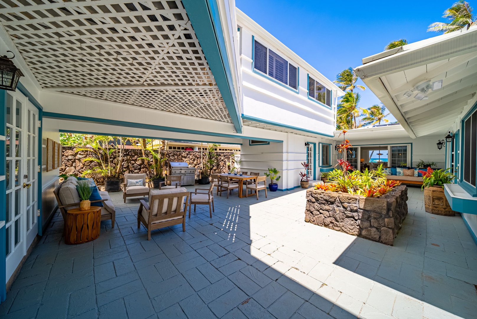 Waimanalo Vacation Rentals, Mana Kai at Waimanalo - Center courtyard lounge with alfresco dining option