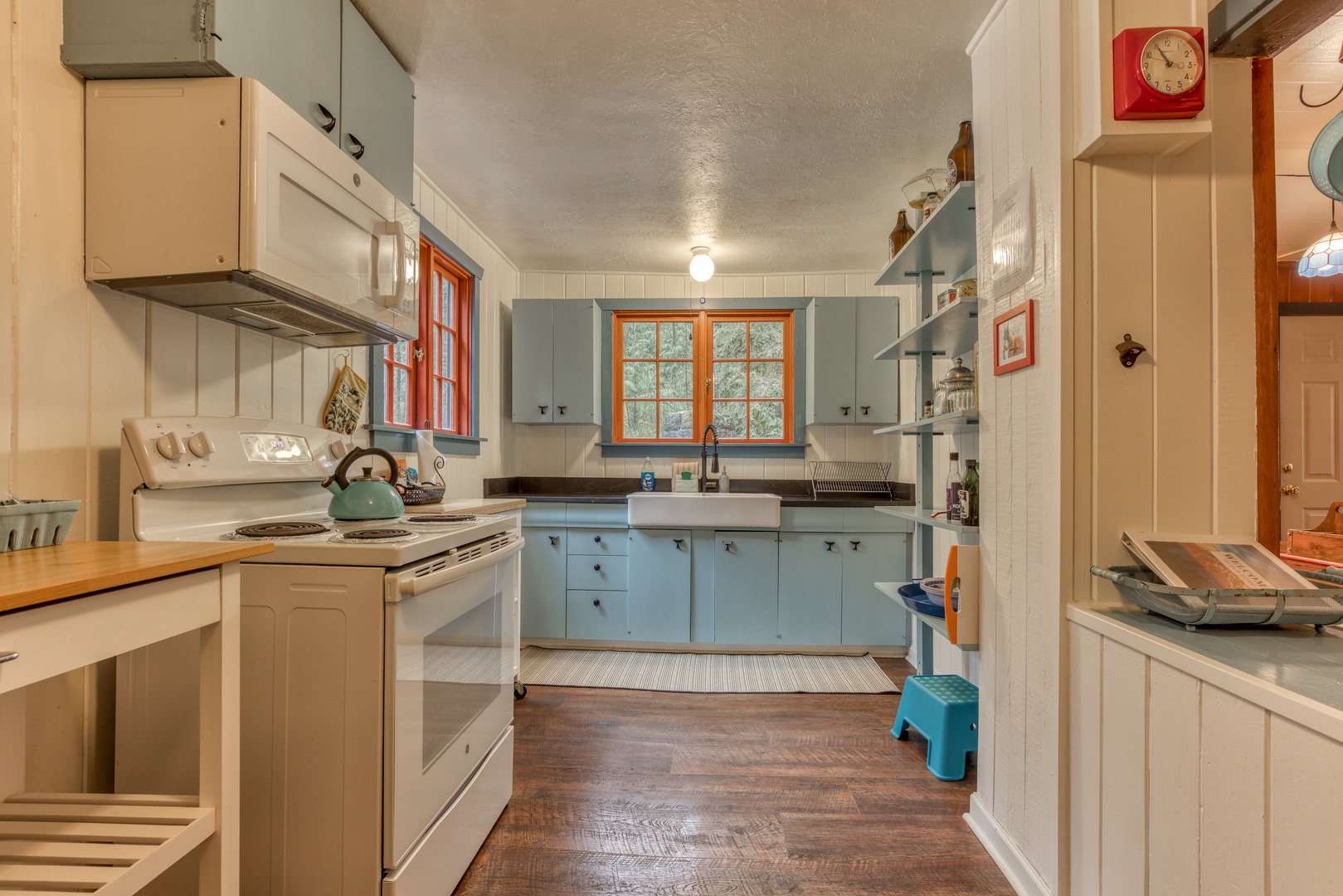 Brightwood Vacation Rentals, Springbrook Cabin - Kitchen